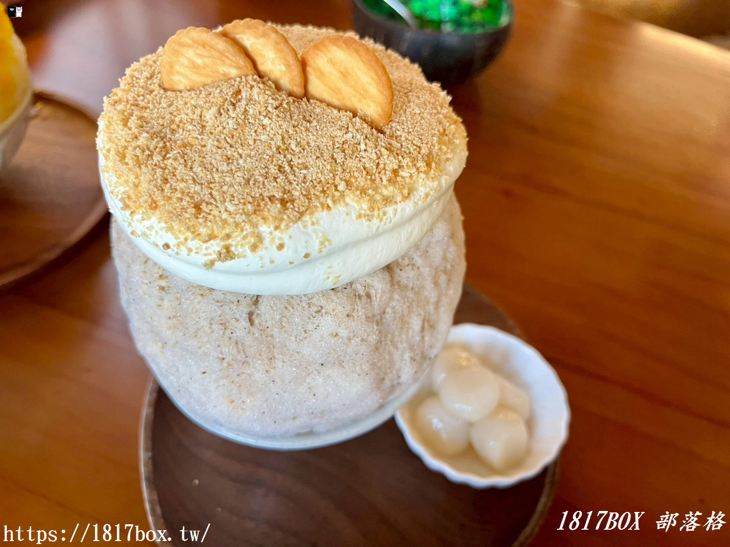 台南老屋裡的日式文青風！「小島飲刨」香濃大地料奶茶冰與烤麻糬，職人刨冰甜點全新感受