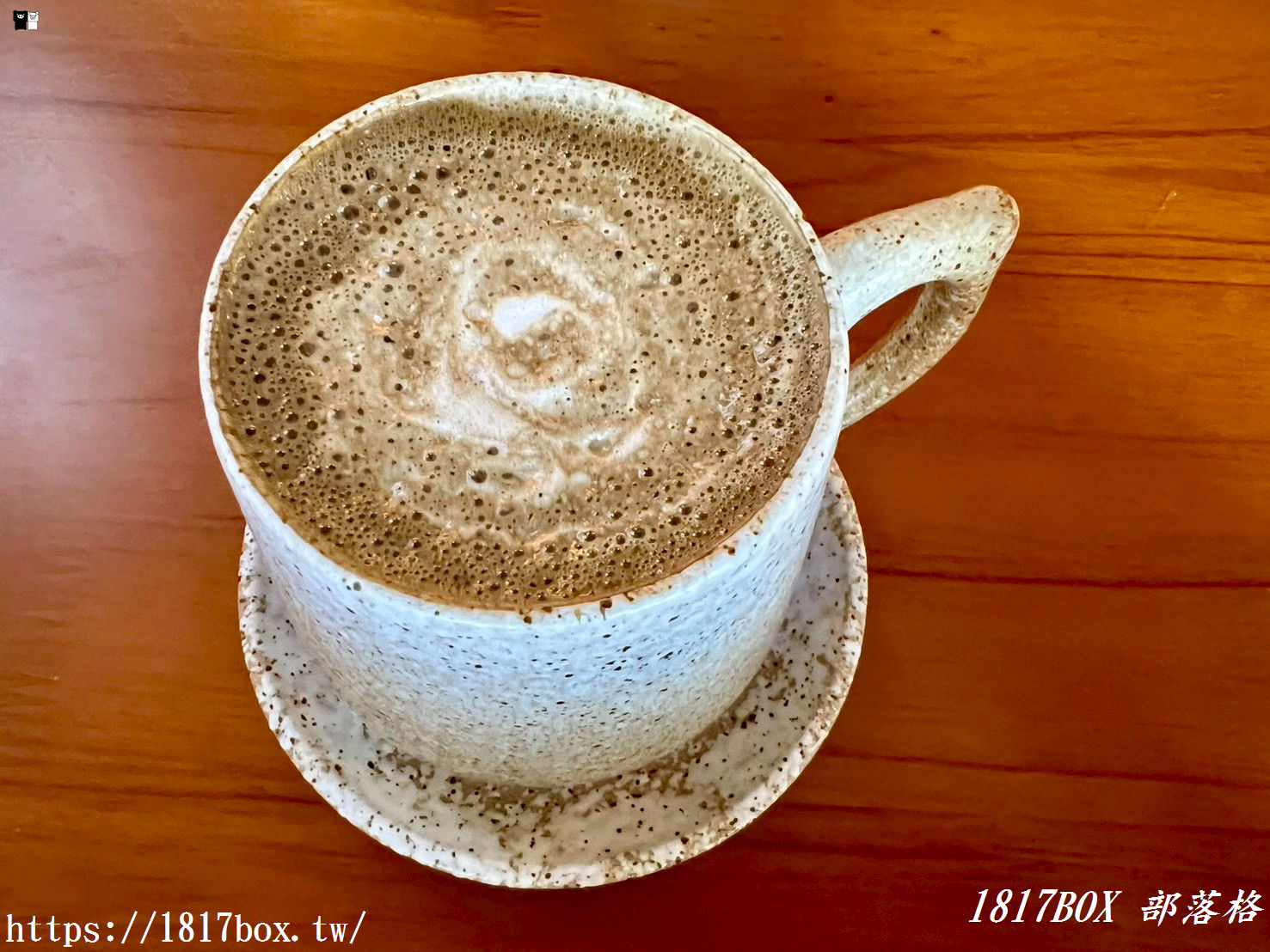 台南老屋裡的日式文青風！「小島飲刨」香濃大地料奶茶冰與烤麻糬，職人刨冰甜點全新感受