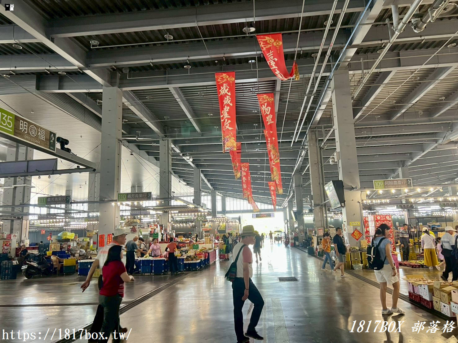 【台南景點】全台最美屋頂！新化果菜市場超完整攻略：波浪梯田綠建築、在地水果必買推薦、絕美拍照打卡點全收錄
