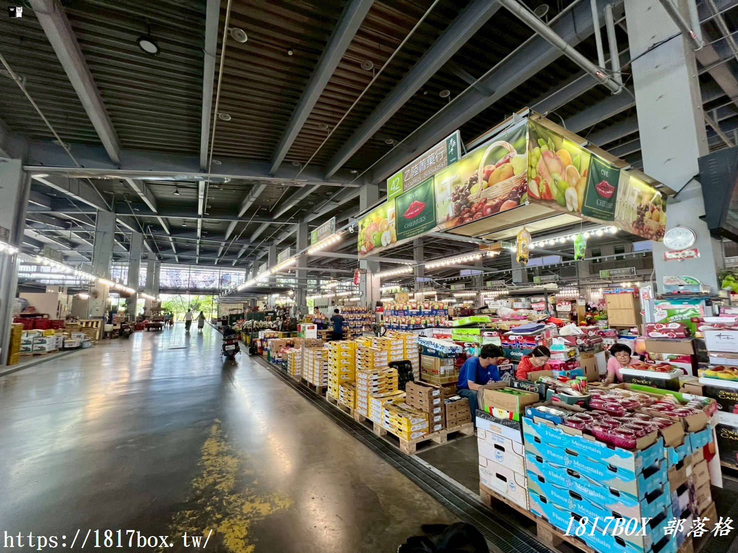 【台南景點】全台最美屋頂！新化果菜市場超完整攻略：波浪梯田綠建築、在地水果必買推薦、絕美拍照打卡點全收錄