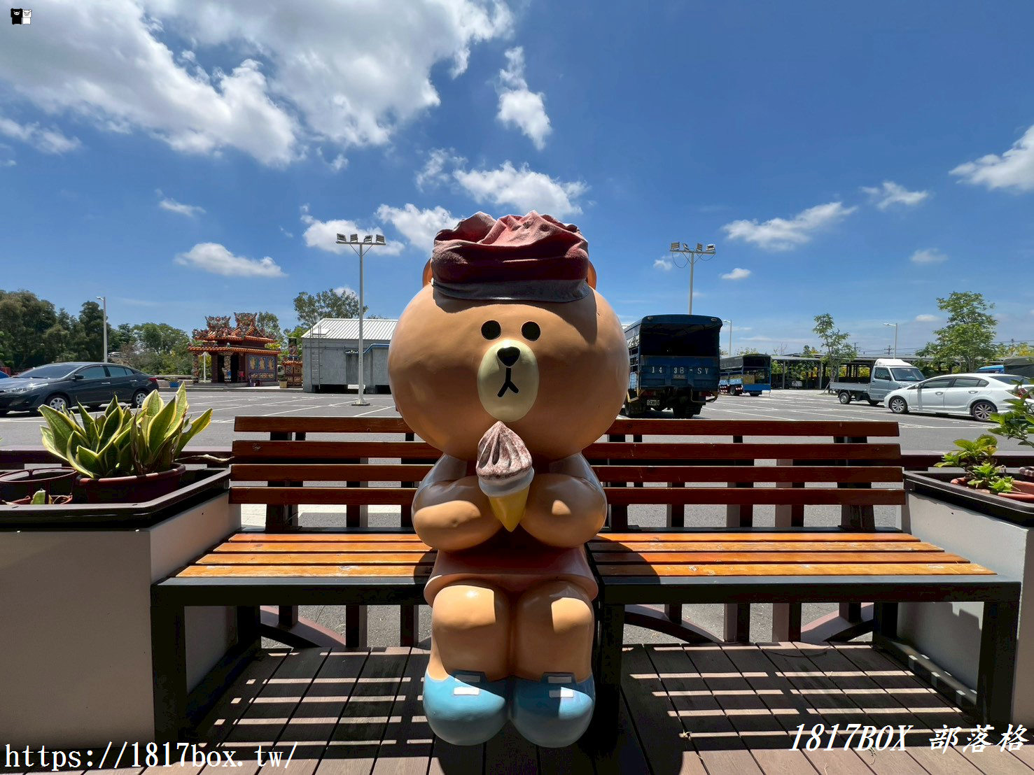 【台南景點】全台最美屋頂！新化果菜市場超完整攻略：波浪梯田綠建築、在地水果必買推薦、絕美拍照打卡點全收錄