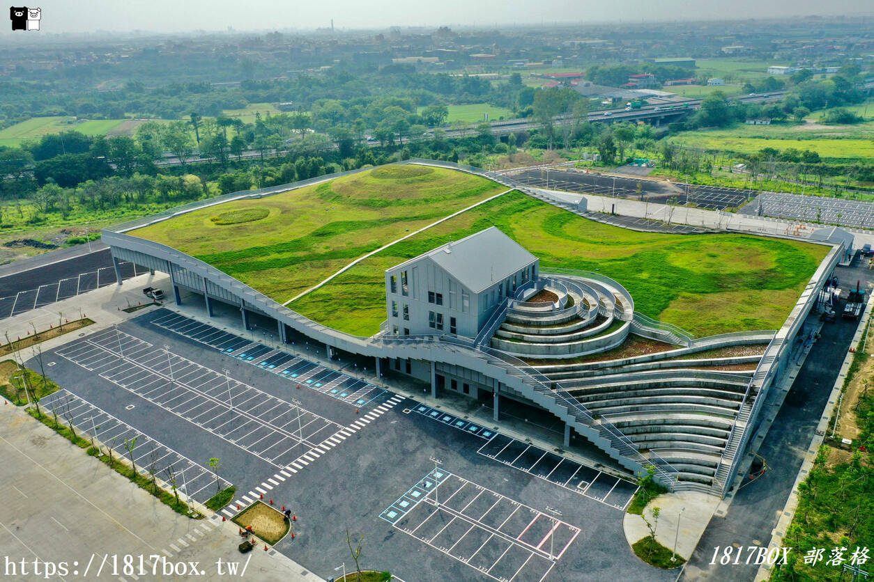 【台南景點】全台最美屋頂！新化果菜市場超完整攻略：波浪梯田綠建築、在地水果必買推薦、絕美拍照打卡點全收錄