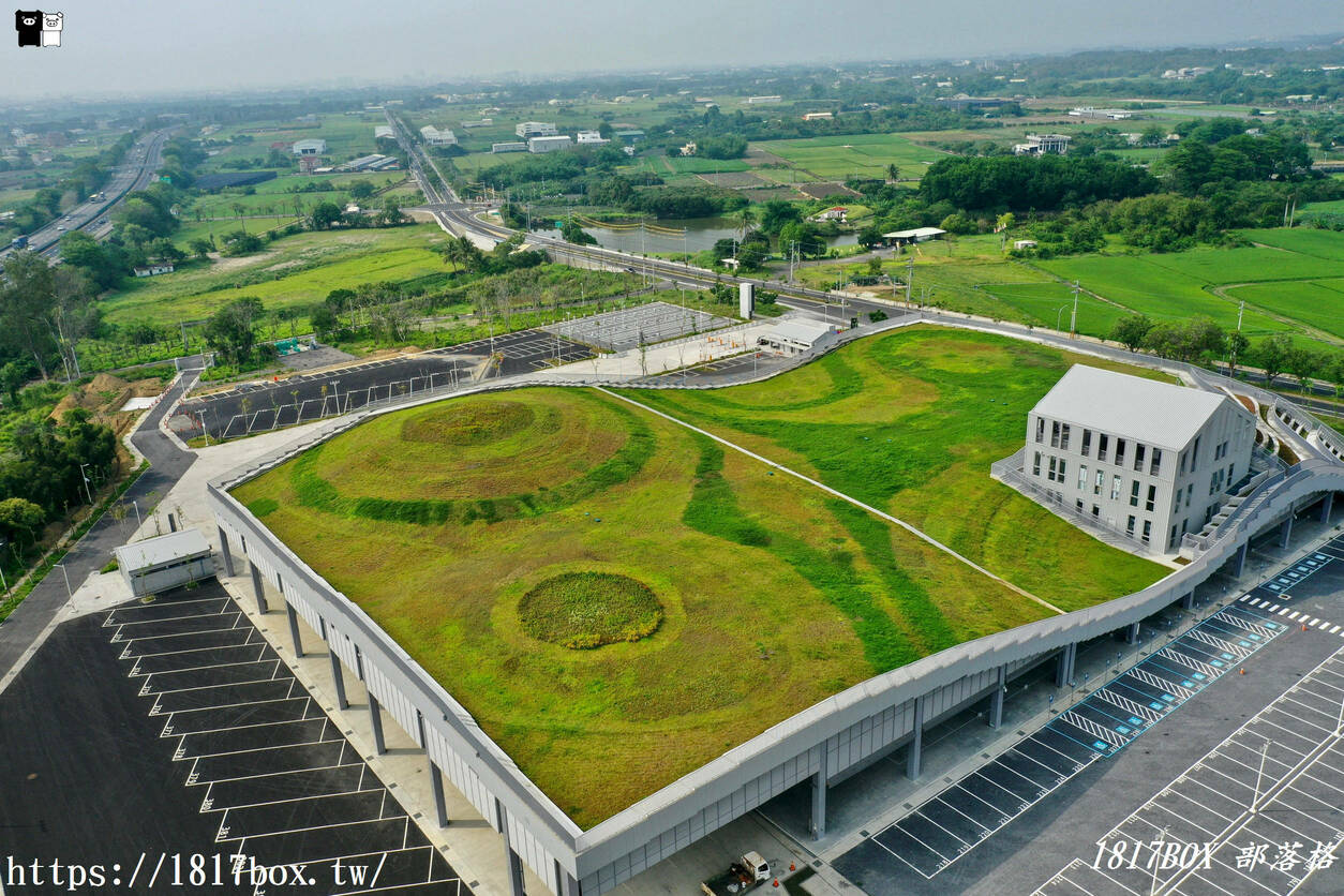 【台南景點】全台最美屋頂！新化果菜市場超完整攻略：波浪梯田綠建築、在地水果必買推薦、絕美拍照打卡點全收錄