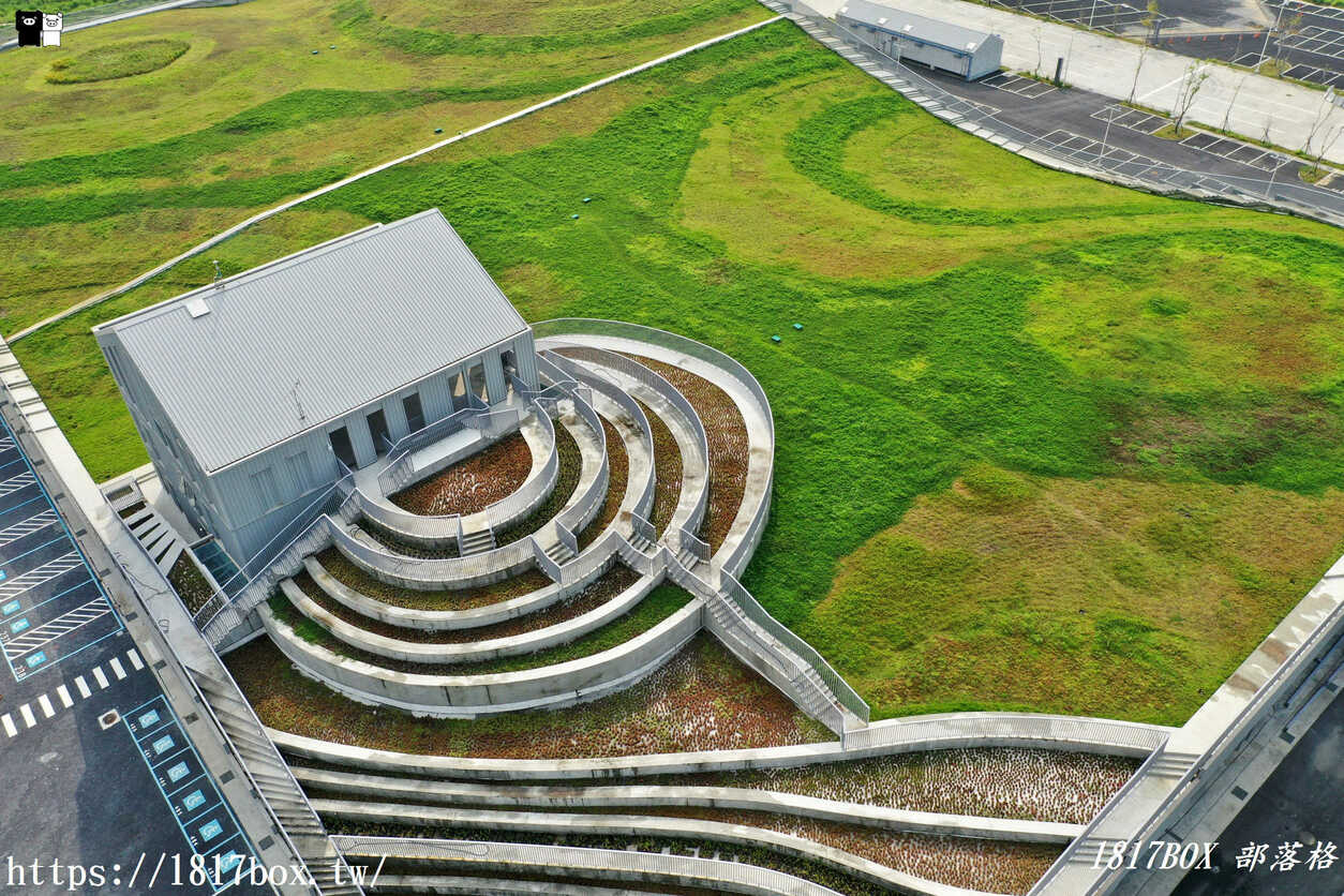 【台南景點】全台最美屋頂！新化果菜市場超完整攻略：波浪梯田綠建築、在地水果必買推薦、絕美拍照打卡點全收錄