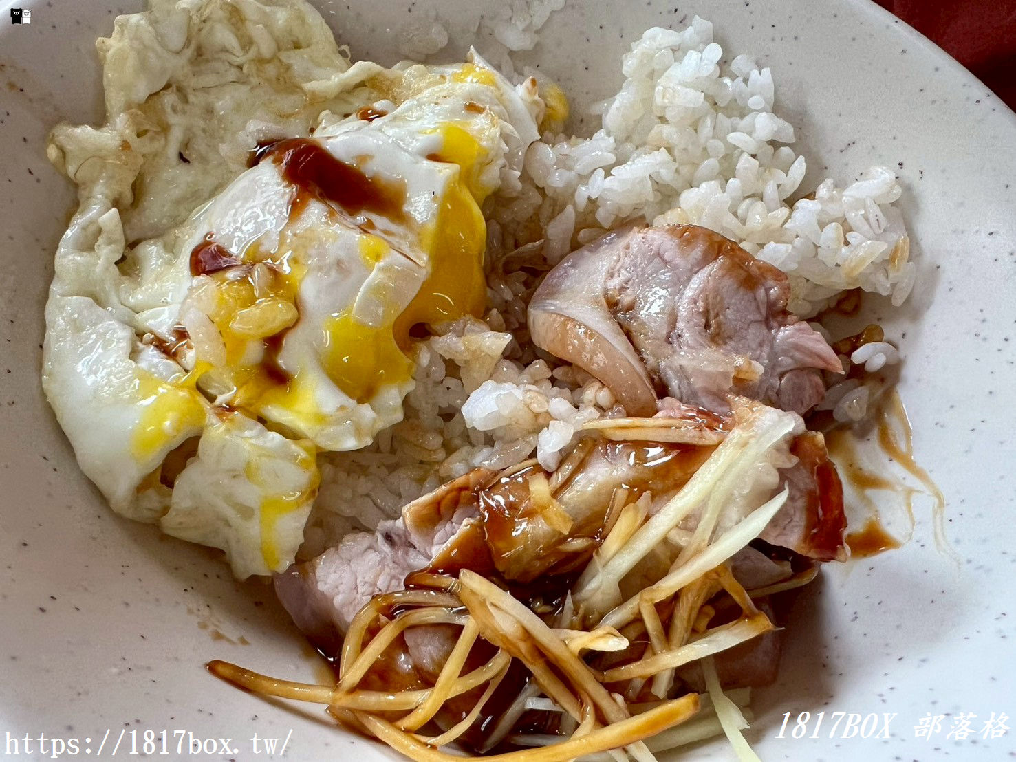 彰化在地人激推！【天公壇爌肉飯】老字號古早味，必點靈魂「邪惡半熟蛋」與鮮甜蒜頭蜆湯！