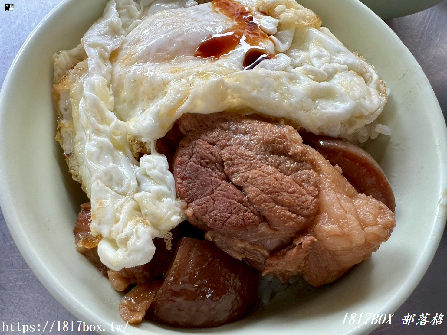 彰化在地人激推！【天公壇爌肉飯】老字號古早味，必點靈魂「邪惡半熟蛋」與鮮甜蒜頭蜆湯！