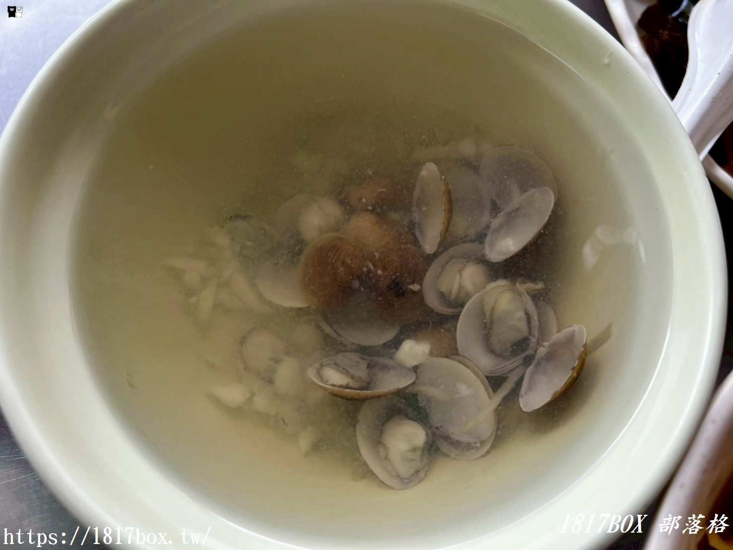 彰化在地人激推！【天公壇爌肉飯】老字號古早味，必點靈魂「邪惡半熟蛋」與鮮甜蒜頭蜆湯！