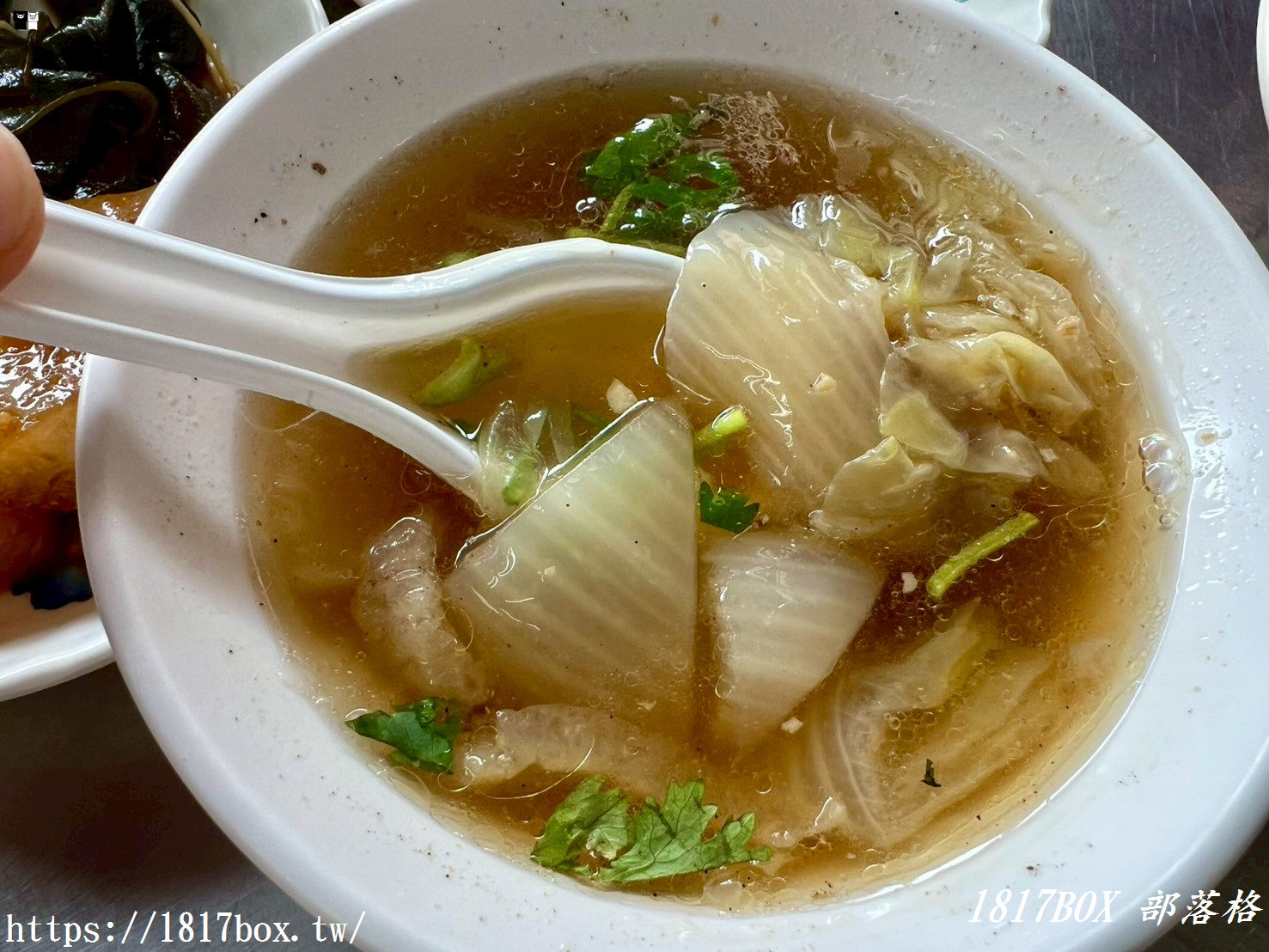 彰化在地人激推！【天公壇爌肉飯】老字號古早味，必點靈魂「邪惡半熟蛋」與鮮甜蒜頭蜆湯！