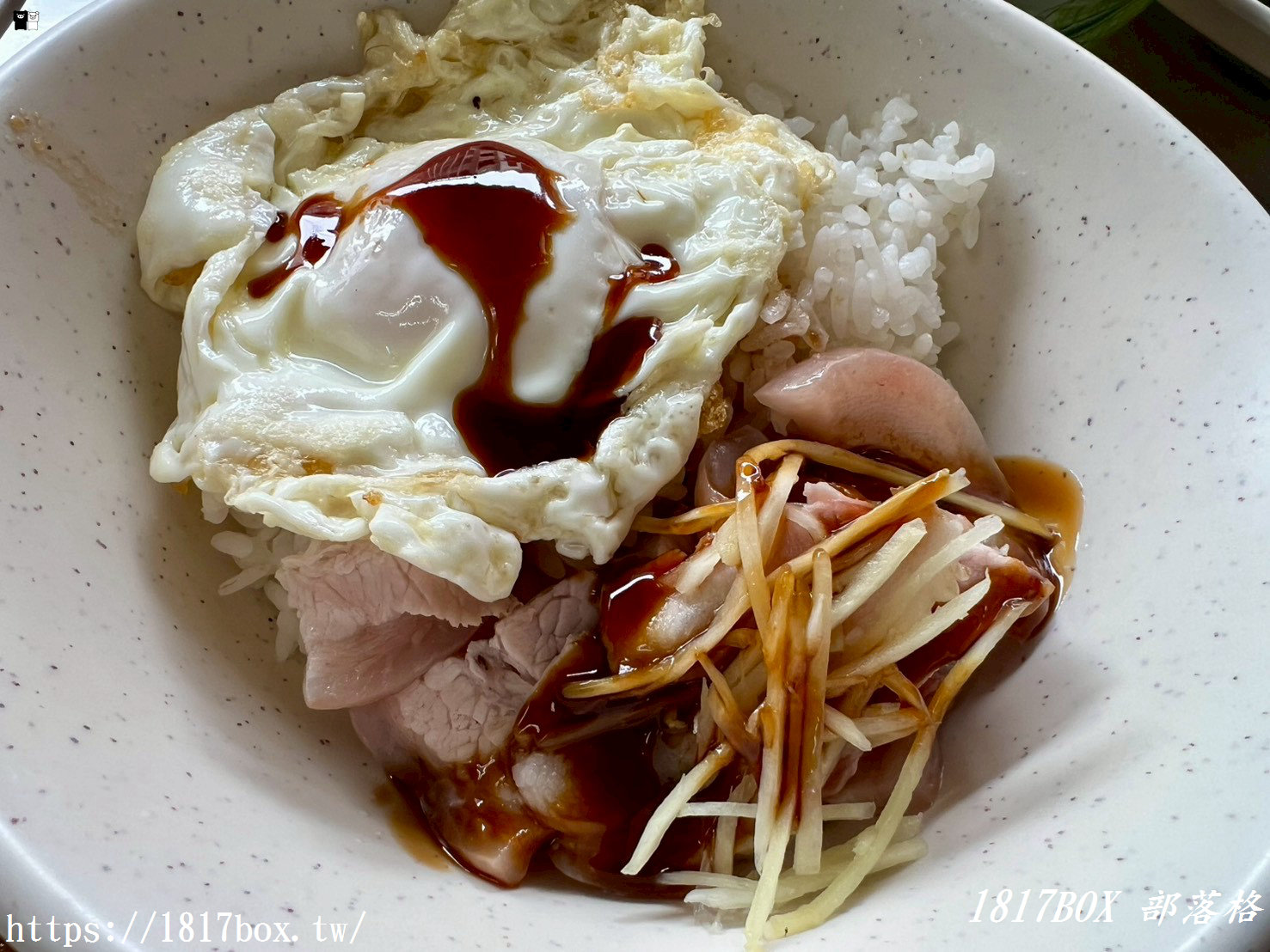 彰化在地人激推！【天公壇爌肉飯】老字號古早味，必點靈魂「邪惡半熟蛋」與鮮甜蒜頭蜆湯！