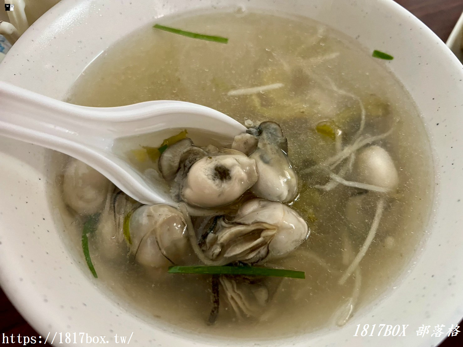 【雲林麥寮美食】朝聖國定古蹟拱範宮！必吃「廟口阿琴鵝肉攤」鮮嫩鵝肉切盤與極致蒜香米血，海線一日遊完美指南！