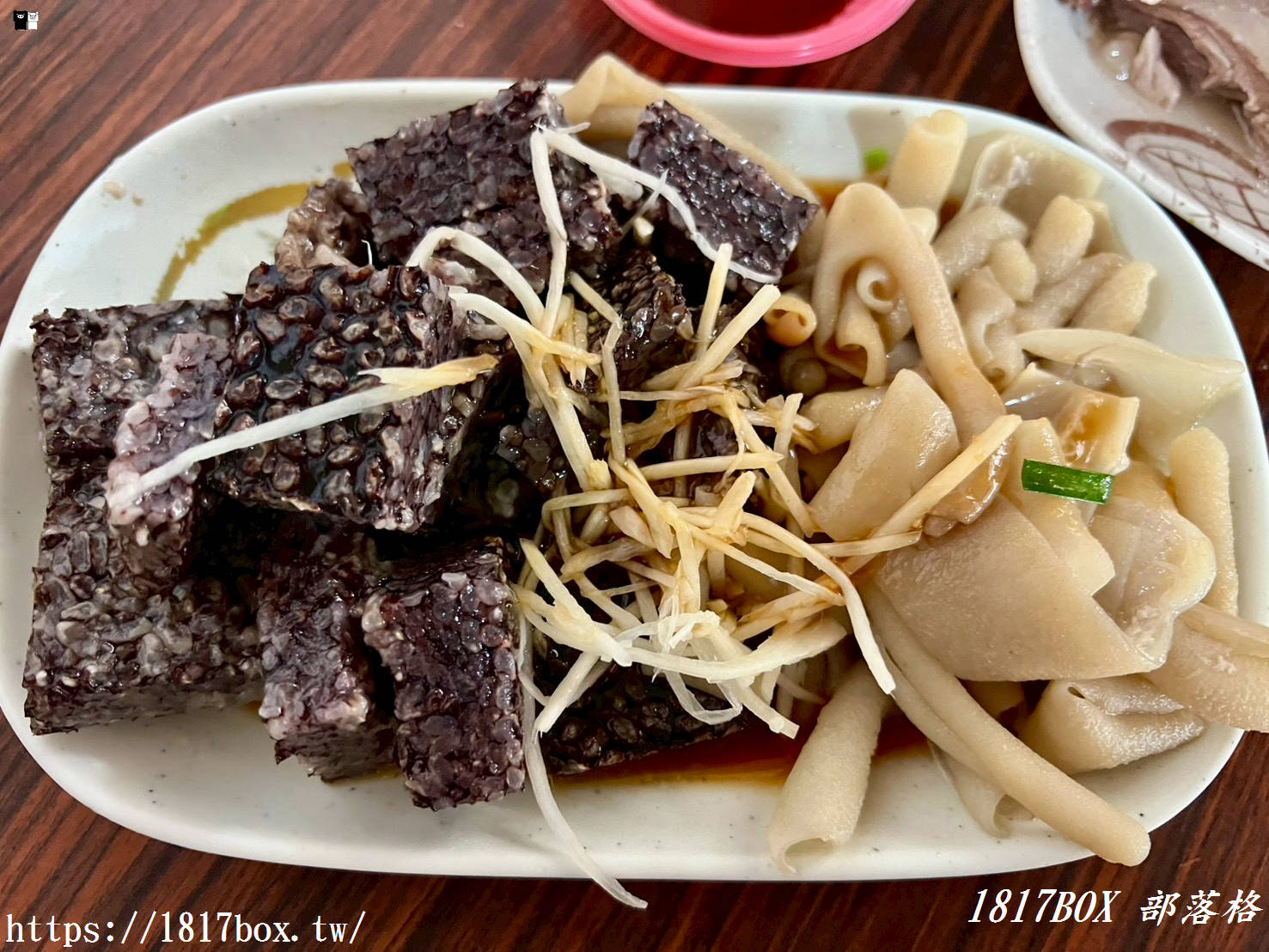 【雲林麥寮美食】朝聖國定古蹟拱範宮！必吃「廟口阿琴鵝肉攤」鮮嫩鵝肉切盤與極致蒜香米血，海線一日遊完美指南！