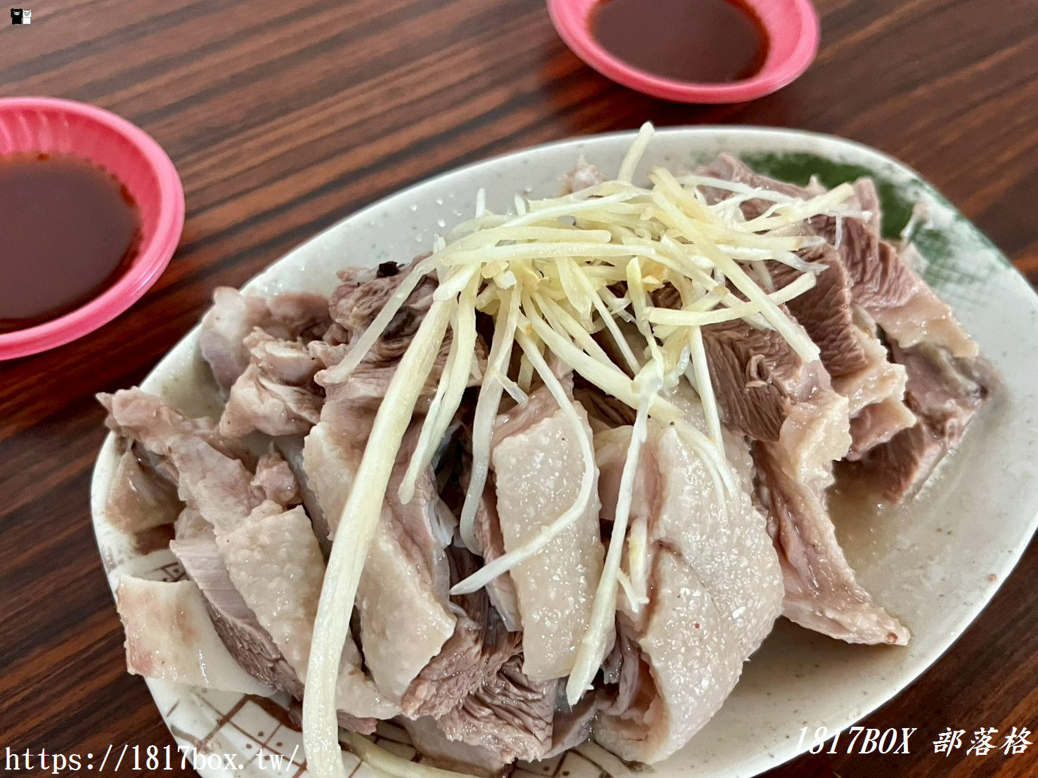 【雲林麥寮美食】朝聖國定古蹟拱範宮！必吃「廟口阿琴鵝肉攤」鮮嫩鵝肉切盤與極致蒜香米血，海線一日遊完美指南！
