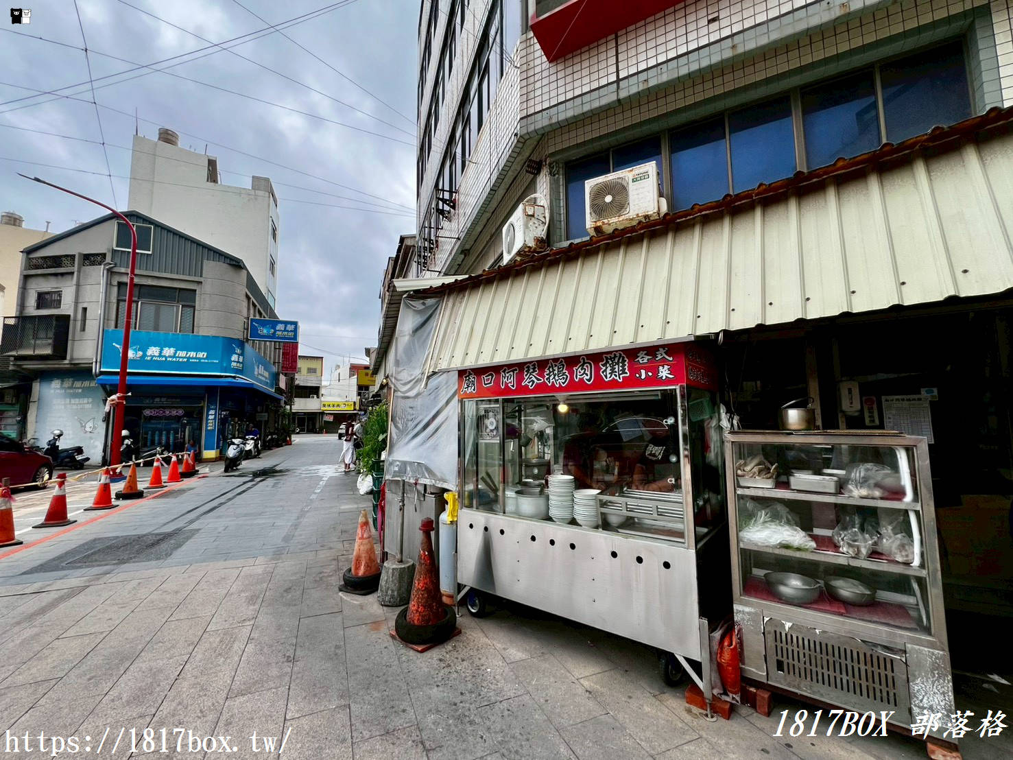 【雲林麥寮美食】朝聖國定古蹟拱範宮！必吃「廟口阿琴鵝肉攤」鮮嫩鵝肉切盤與極致蒜香米血，海線一日遊完美指南！