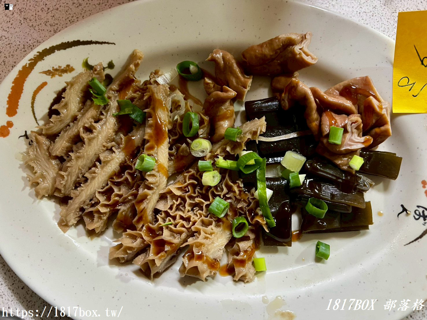 【苗栗通霄】白沙屯外省牛肉麵｜隱藏版褪色鐵皮屋！超厚切牛肉麵與爆汁牛肉湯餃，必點靈魂小菜