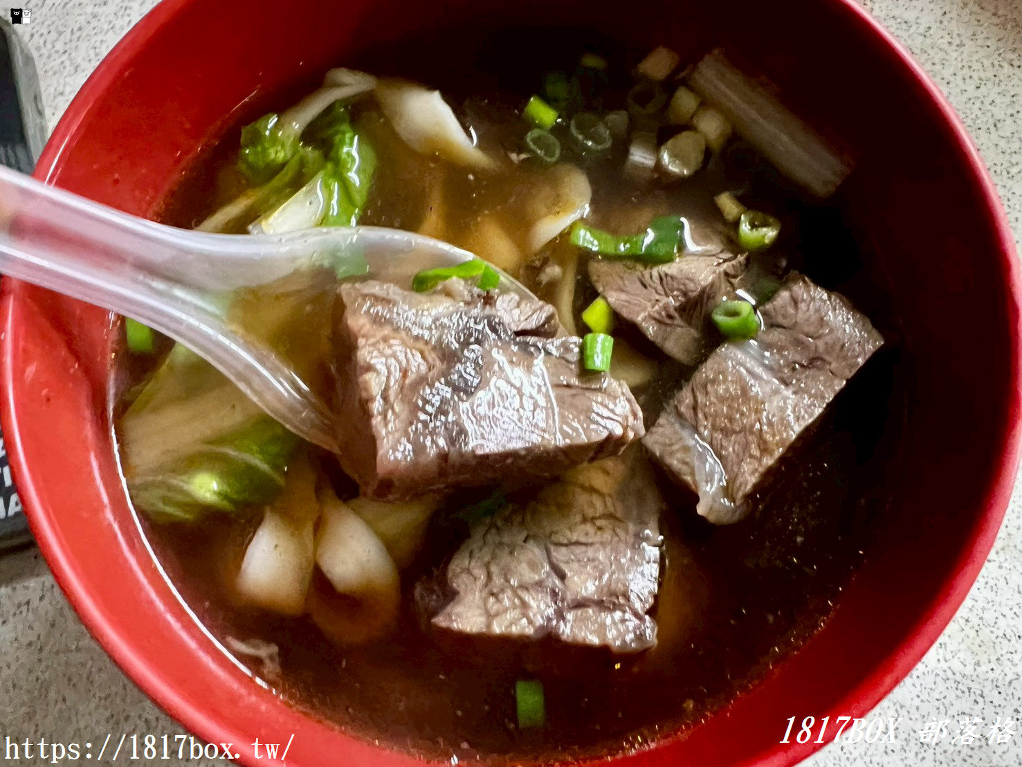 【苗栗通霄】白沙屯外省牛肉麵｜隱藏版褪色鐵皮屋！超厚切牛肉麵與爆汁牛肉湯餃，必點靈魂小菜
