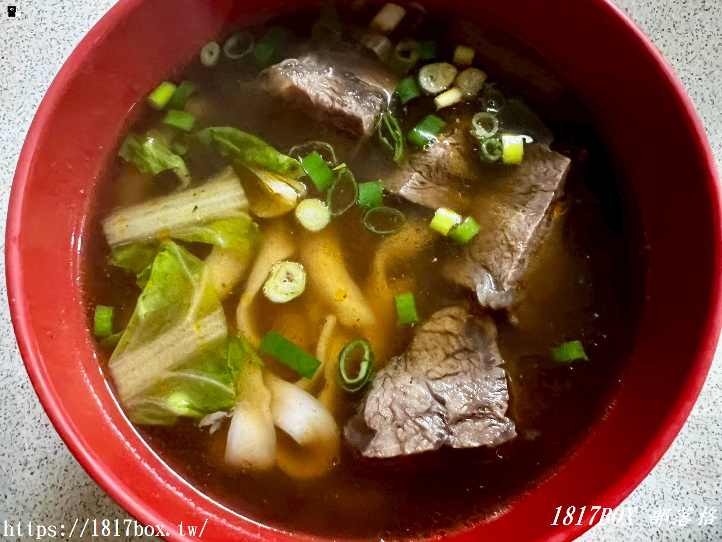 【苗栗通霄】白沙屯外省牛肉麵｜隱藏版褪色鐵皮屋！超厚切牛肉麵與爆汁牛肉湯餃，必點靈魂小菜