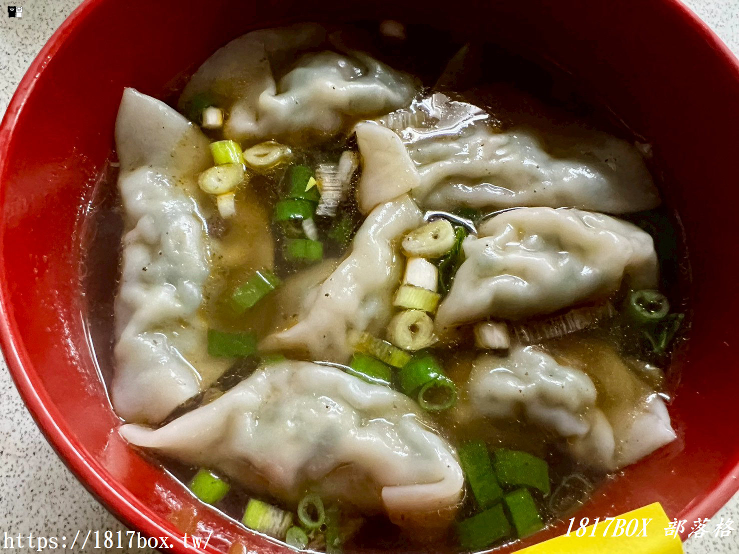 【苗栗通霄】白沙屯外省牛肉麵｜隱藏版褪色鐵皮屋！超厚切牛肉麵與爆汁牛肉湯餃，必點靈魂小菜