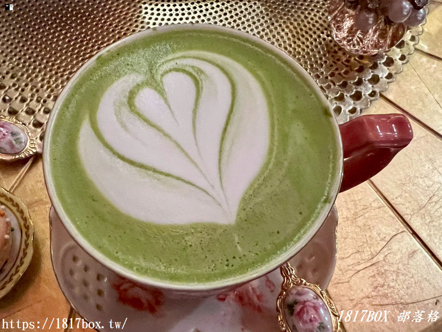 一秒飛歐洲！竹北「藍氣球咖啡」巴洛克宮廷風下午茶，奢華雙人套組、微醺白巧克力酒抹茶拿鐵超驚豔！