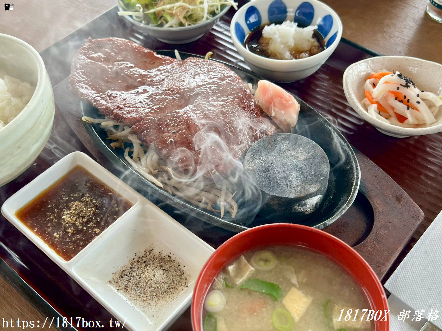 【九州自由行】阿蘇隱藏版美食！「青空食堂」大片落地窗前的味彩牛排 vs 炙燒牛燒肉，浪漫的雙人午餐提案！