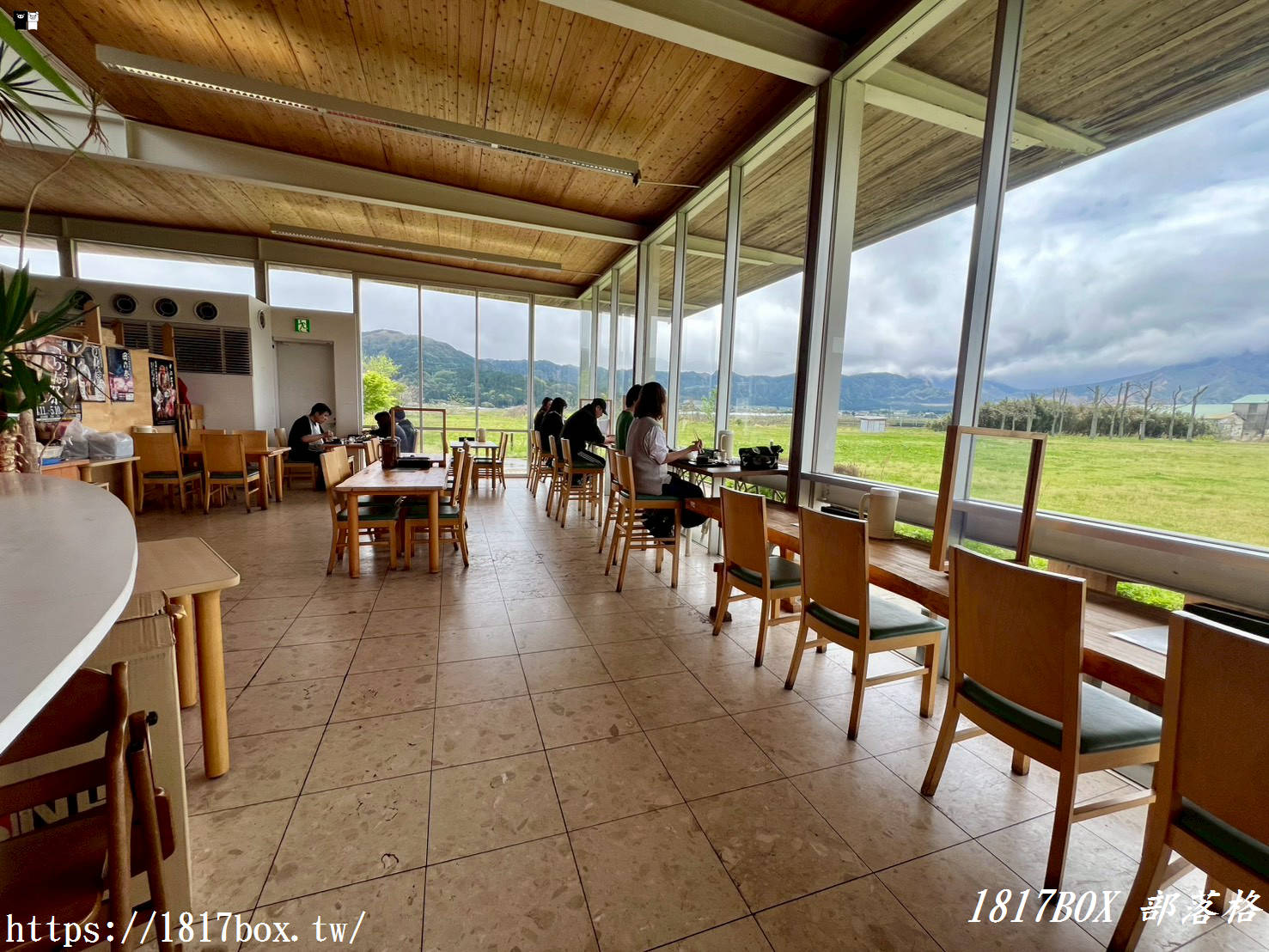 【九州自由行】阿蘇隱藏版美食！「青空食堂」大片落地窗前的味彩牛排 vs 炙燒牛燒肉，浪漫的雙人午餐提案！