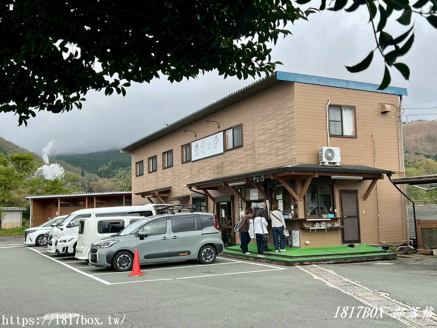 隱藏版藍色祕湯！「豊礼の湯」家族露天風呂開箱：抬頭就是湧蓋山絕景，泡完再免費DIY地熱蒸氣美食