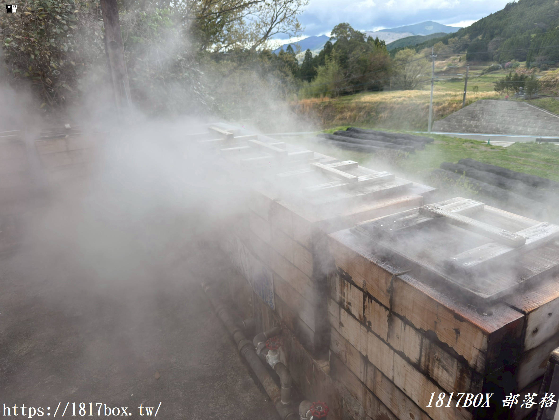 隱藏版藍色祕湯！「豊礼の湯」家族露天風呂開箱：抬頭就是湧蓋山絕景，泡完再免費DIY地熱蒸氣美食