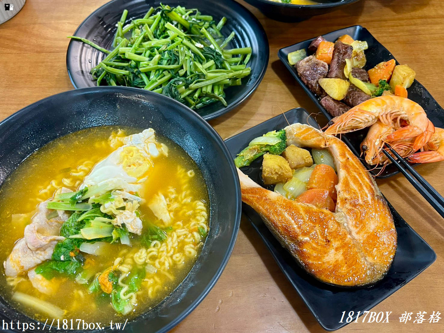 彰化隱藏版美食｜萬家福量販彰化店「代客料理」大滿足！泡麵加碼三尾大蝦，現煎無骨牛小排與鮭魚香氣逼人，逛賣場順便吃好料！