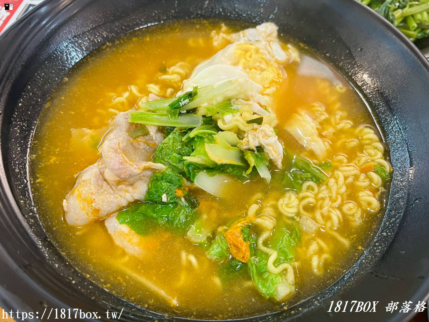 彰化隱藏版美食｜萬家福量販彰化店「代客料理」大滿足！泡麵加碼三尾大蝦，現煎無骨牛小排與鮭魚香氣逼人，逛賣場順便吃好料！