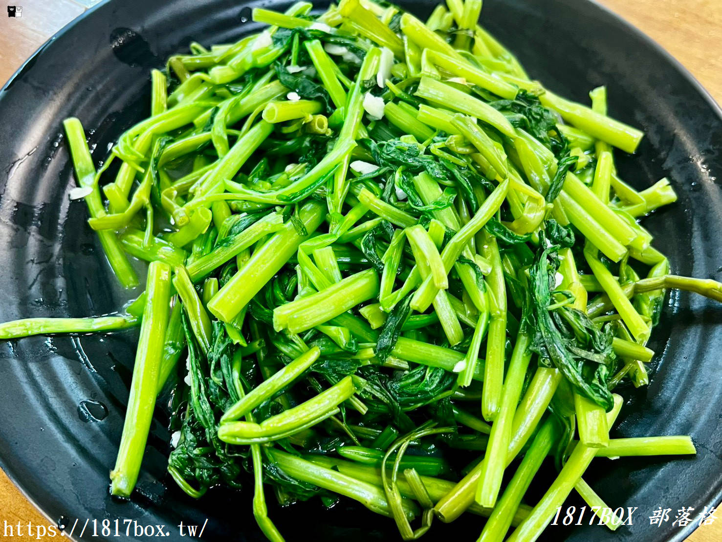 彰化隱藏版美食｜萬家福量販彰化店「代客料理」大滿足！泡麵加碼三尾大蝦，現煎無骨牛小排與鮭魚香氣逼人，逛賣場順便吃好料！