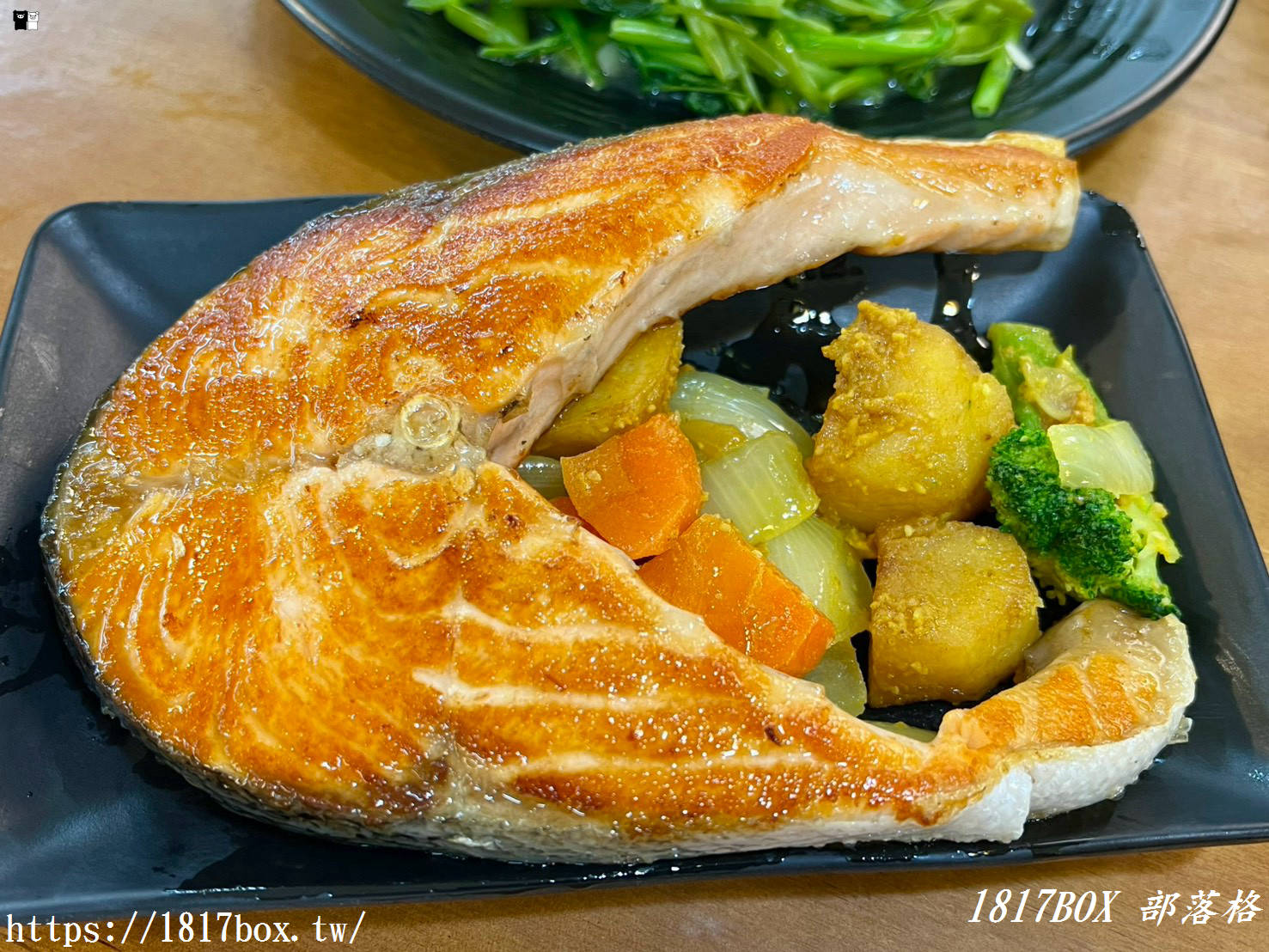 彰化隱藏版美食｜萬家福量販彰化店「代客料理」大滿足！泡麵加碼三尾大蝦，現煎無骨牛小排與鮭魚香氣逼人，逛賣場順便吃好料！