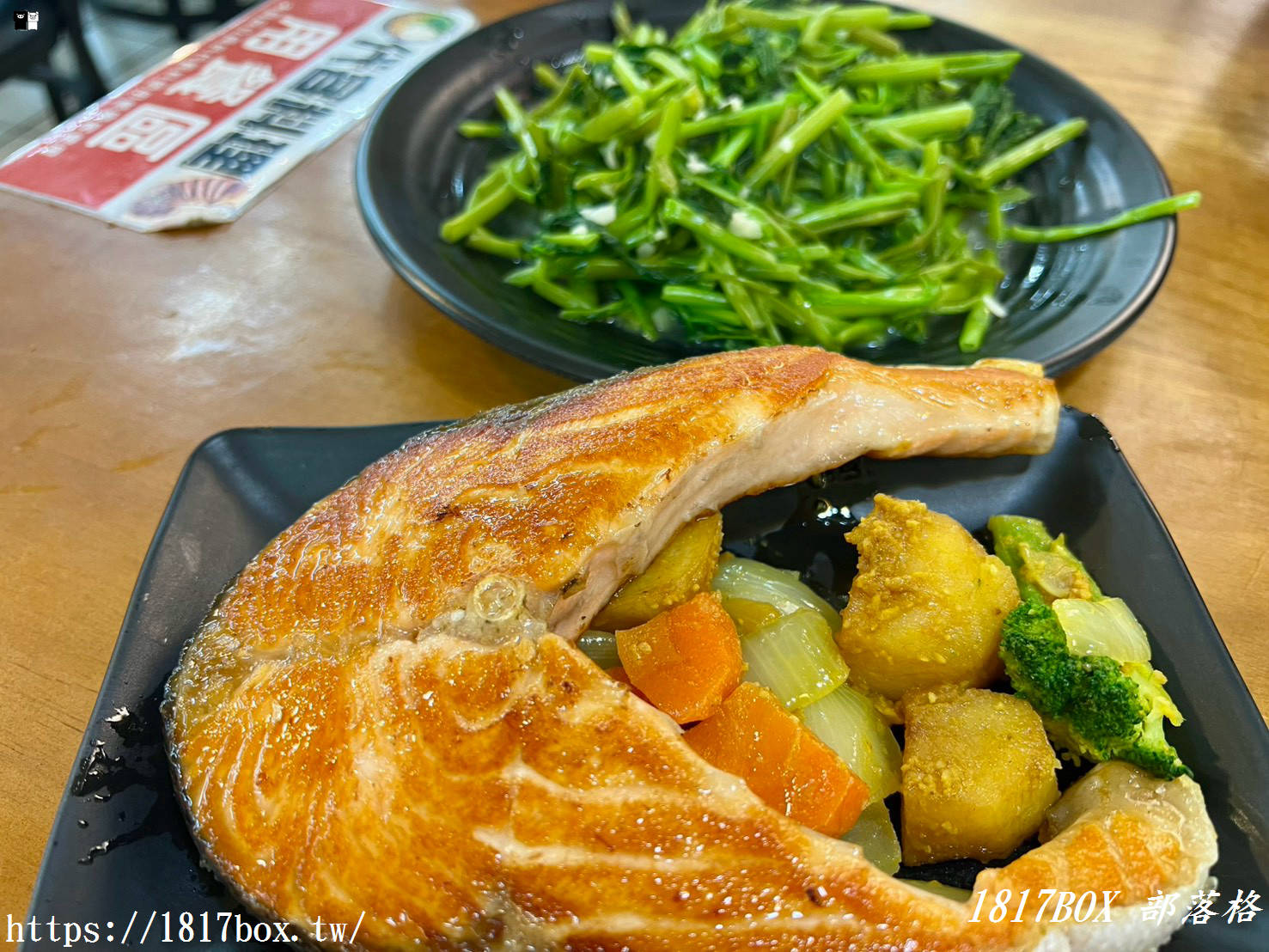彰化隱藏版美食｜萬家福量販彰化店「代客料理」大滿足！泡麵加碼三尾大蝦，現煎無骨牛小排與鮭魚香氣逼人，逛賣場順便吃好料！
