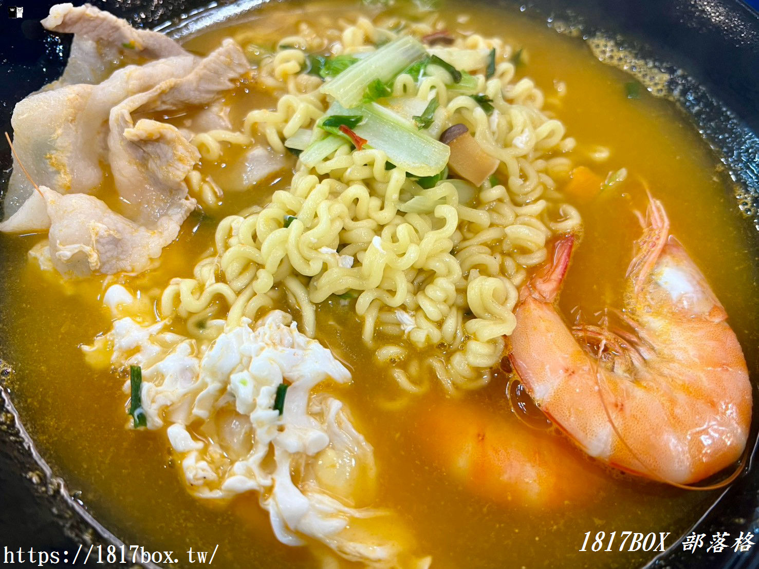 彰化隱藏版美食｜萬家福量販彰化店「代客料理」大滿足！泡麵加碼三尾大蝦，現煎無骨牛小排與鮭魚香氣逼人，逛賣場順便吃好料！