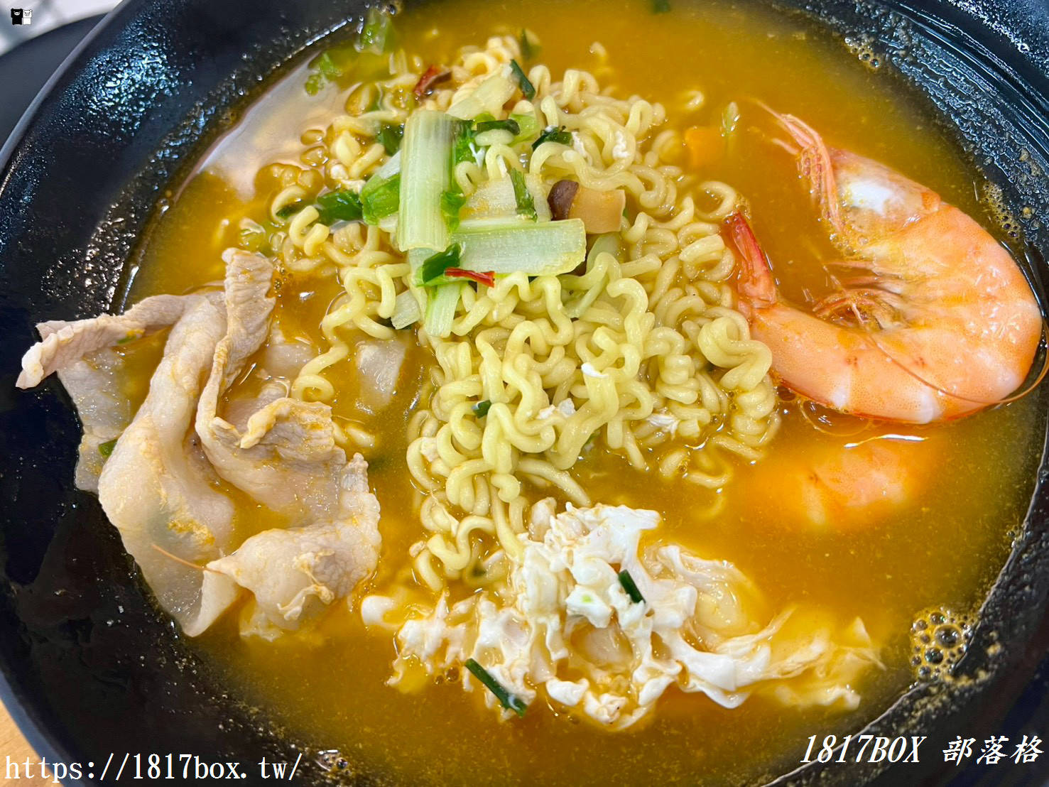 彰化隱藏版美食｜萬家福量販彰化店「代客料理」大滿足！泡麵加碼三尾大蝦，現煎無骨牛小排與鮭魚香氣逼人，逛賣場順便吃好料！