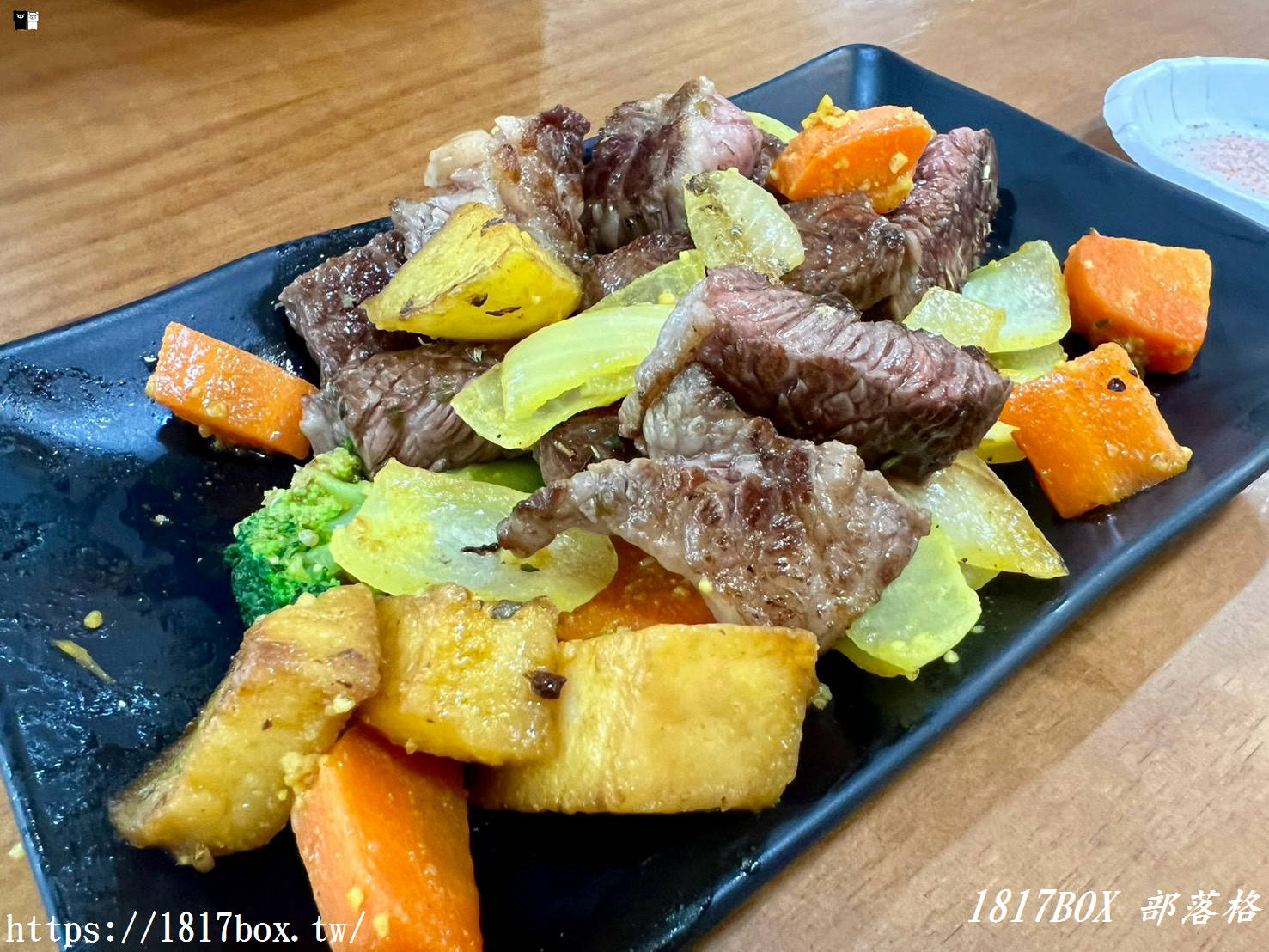 彰化隱藏版美食｜萬家福量販彰化店「代客料理」大滿足！泡麵加碼三尾大蝦，現煎無骨牛小排與鮭魚香氣逼人，逛賣場順便吃好料！