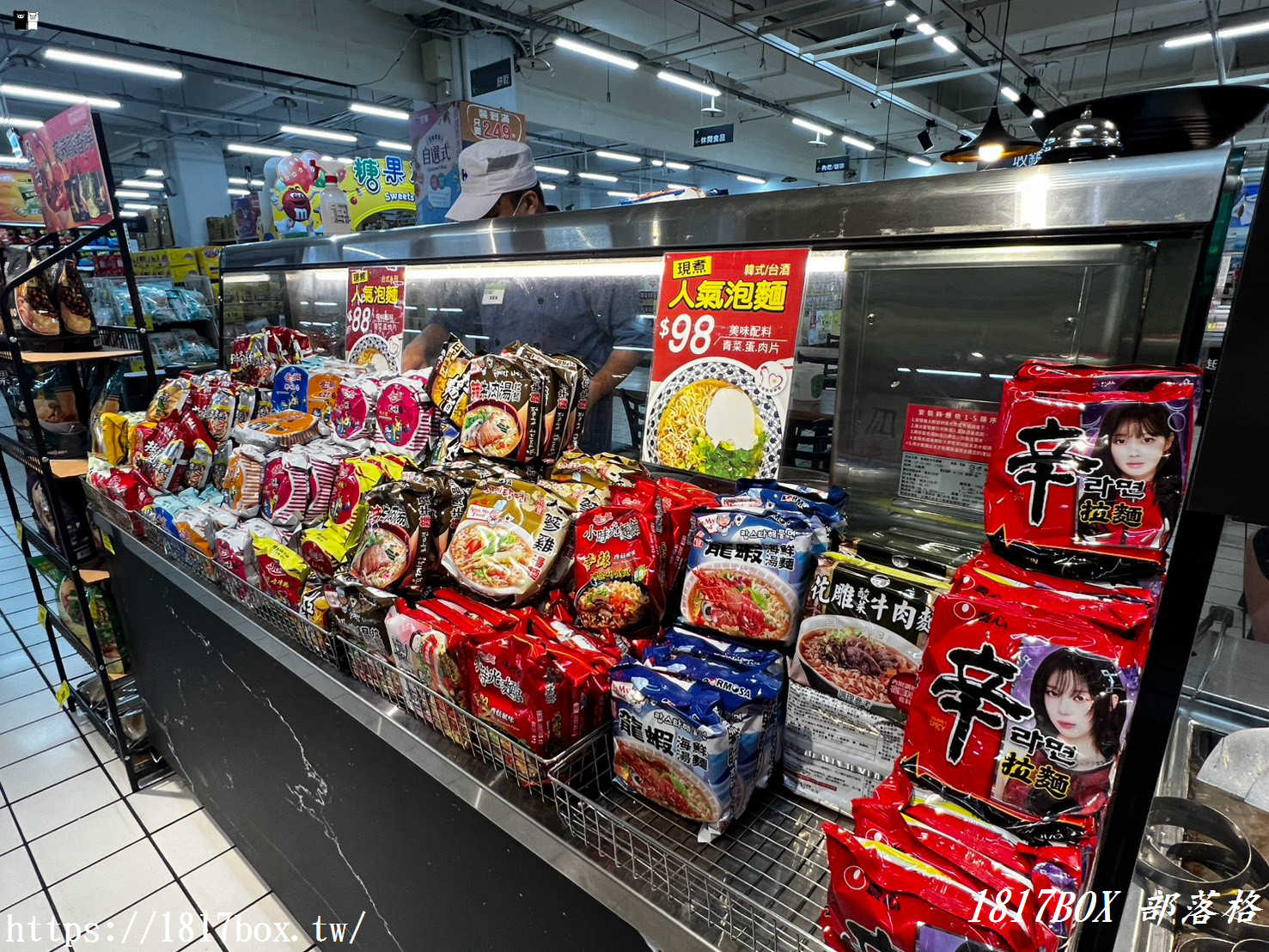 彰化隱藏版美食｜萬家福量販彰化店「代客料理」大滿足！泡麵加碼三尾大蝦，現煎無骨牛小排與鮭魚香氣逼人，逛賣場順便吃好料！