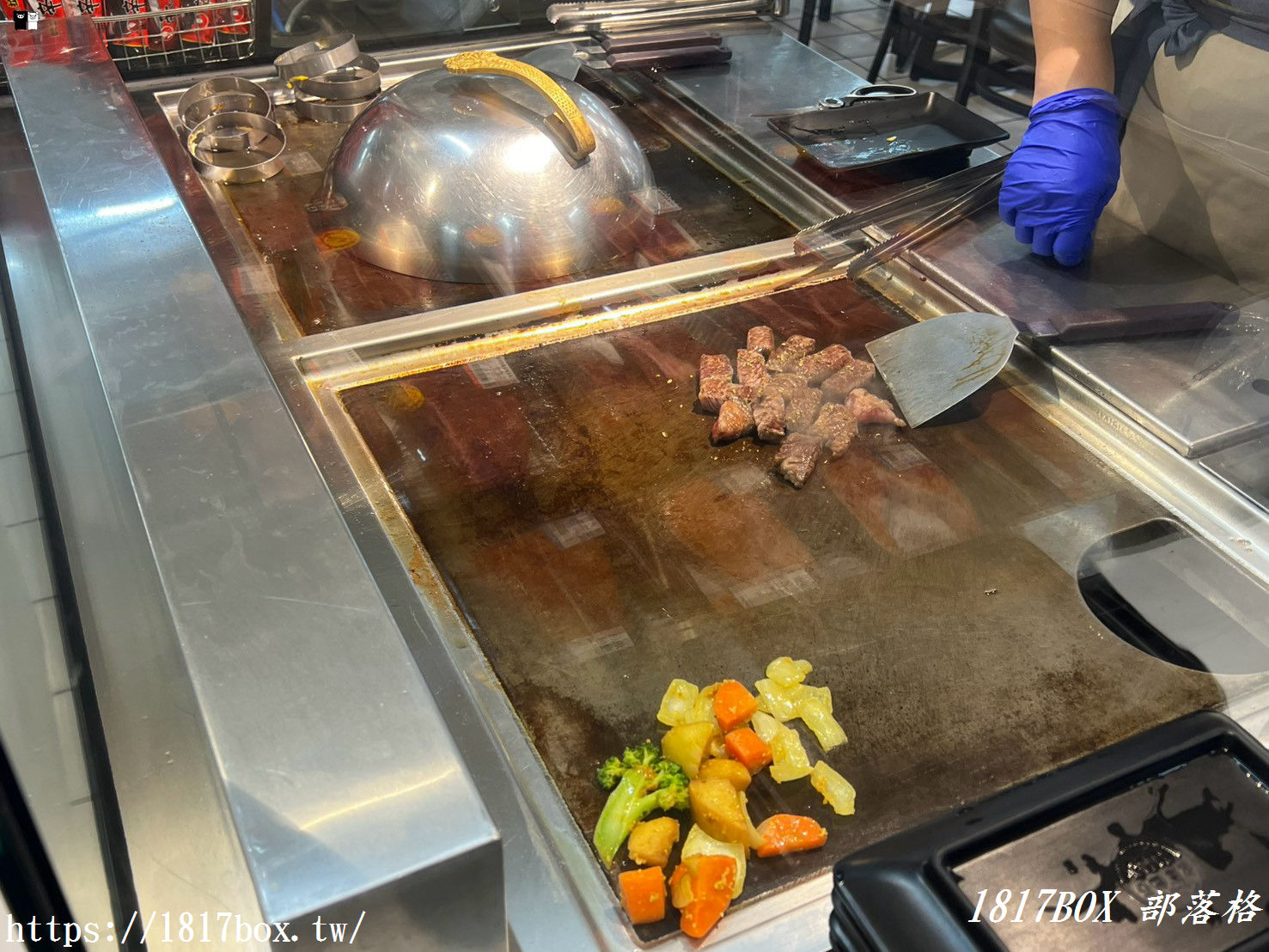 彰化隱藏版美食｜萬家福量販彰化店「代客料理」大滿足！泡麵加碼三尾大蝦，現煎無骨牛小排與鮭魚香氣逼人，逛賣場順便吃好料！