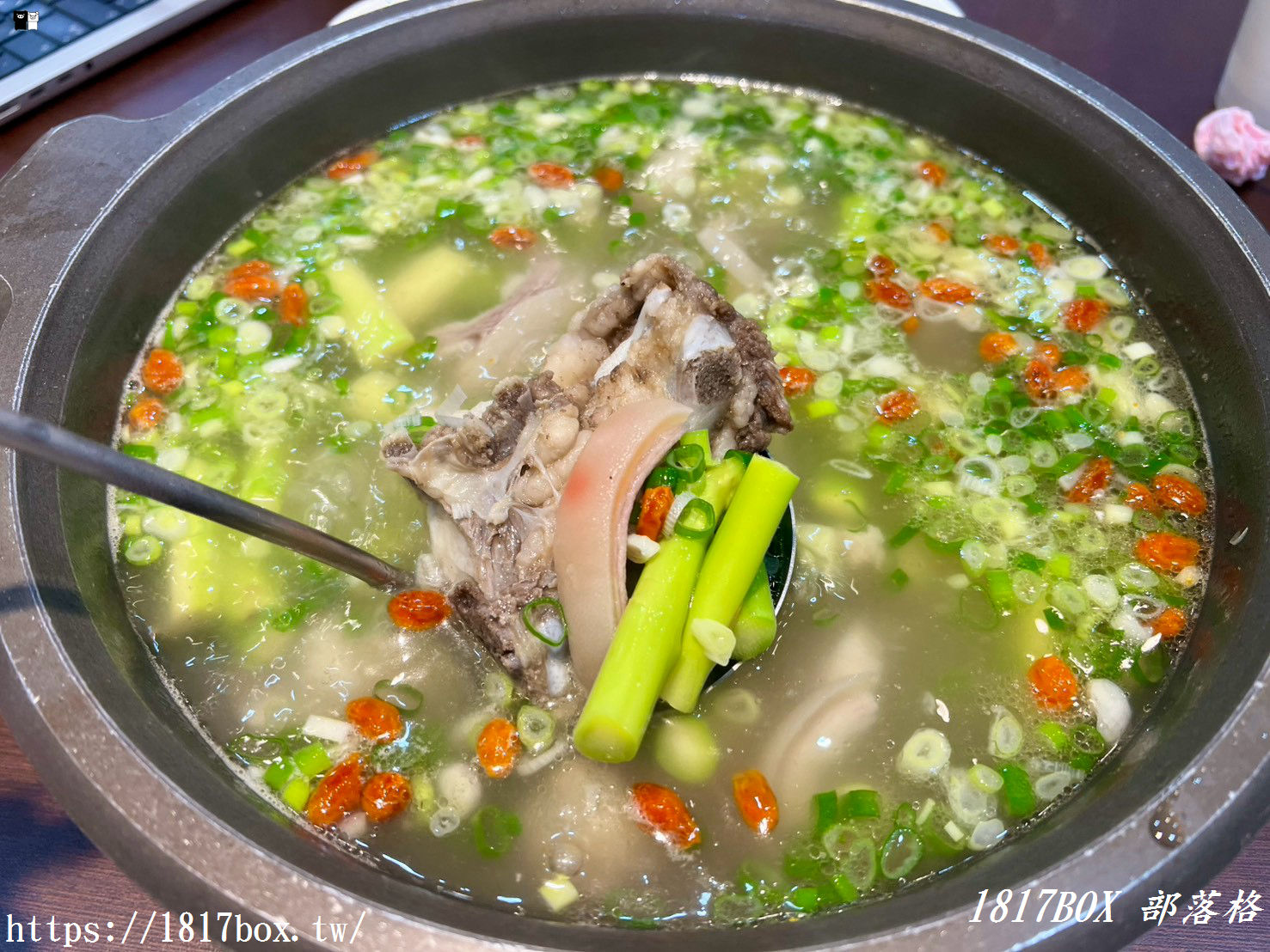 【台中美食】阿誌蔬菜羊肉爐！清爽系「蘆筍羊肉鍋」鮮甜回甘，招牌刷生肉片、神級醬燒烏賊標老饕狂推！