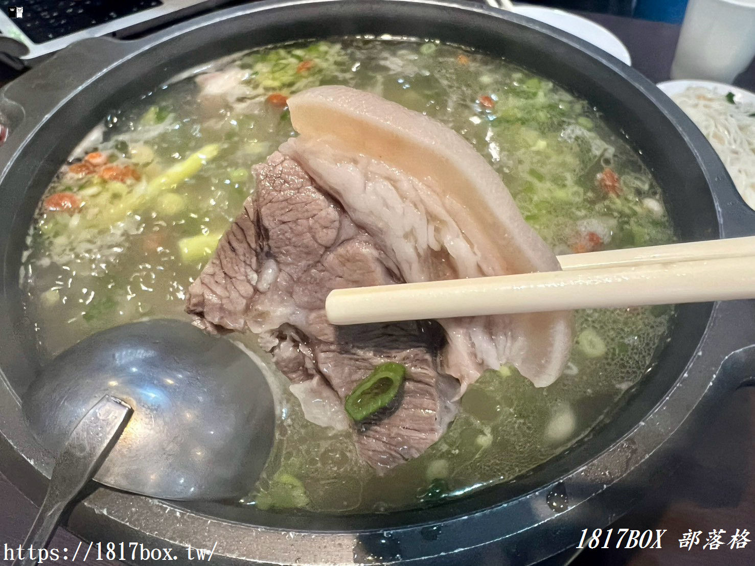【台中美食】阿誌蔬菜羊肉爐！清爽系「蘆筍羊肉鍋」鮮甜回甘，招牌刷生肉片、神級醬燒烏賊標老饕狂推！