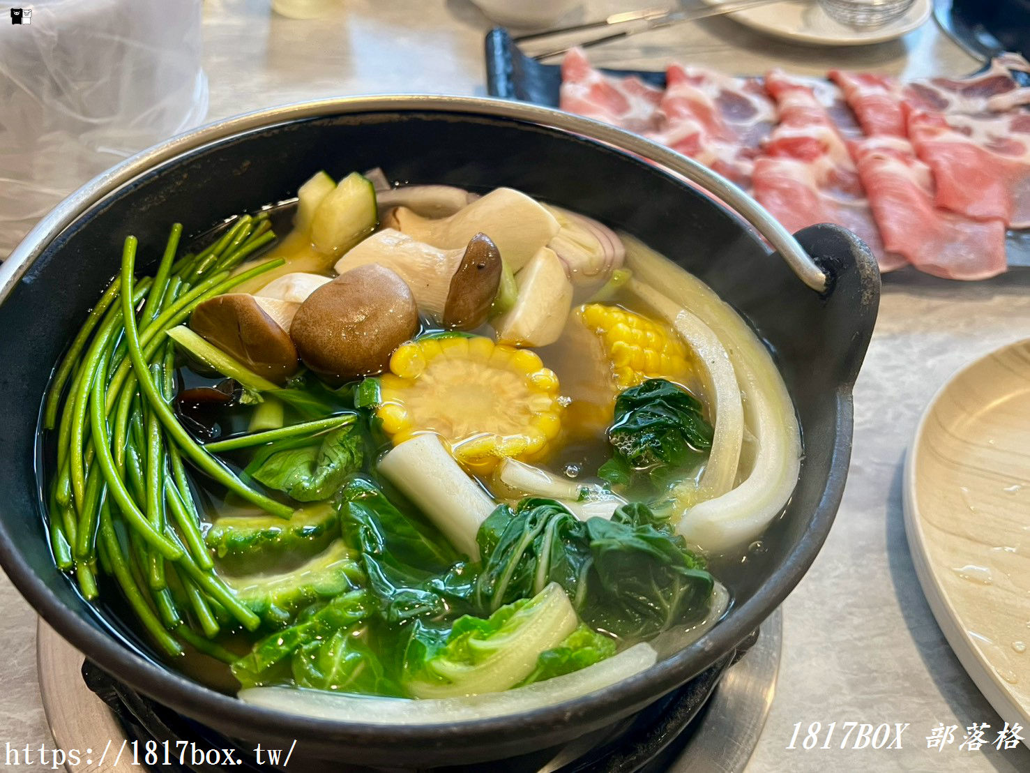 彰化火鍋控衝了！【八石什鍋和美店】超狂蔬菜自助吧吃到飽，必點爆量「黃金蒜頭蛤蜊雞鍋」湯頭濃郁太犯規！