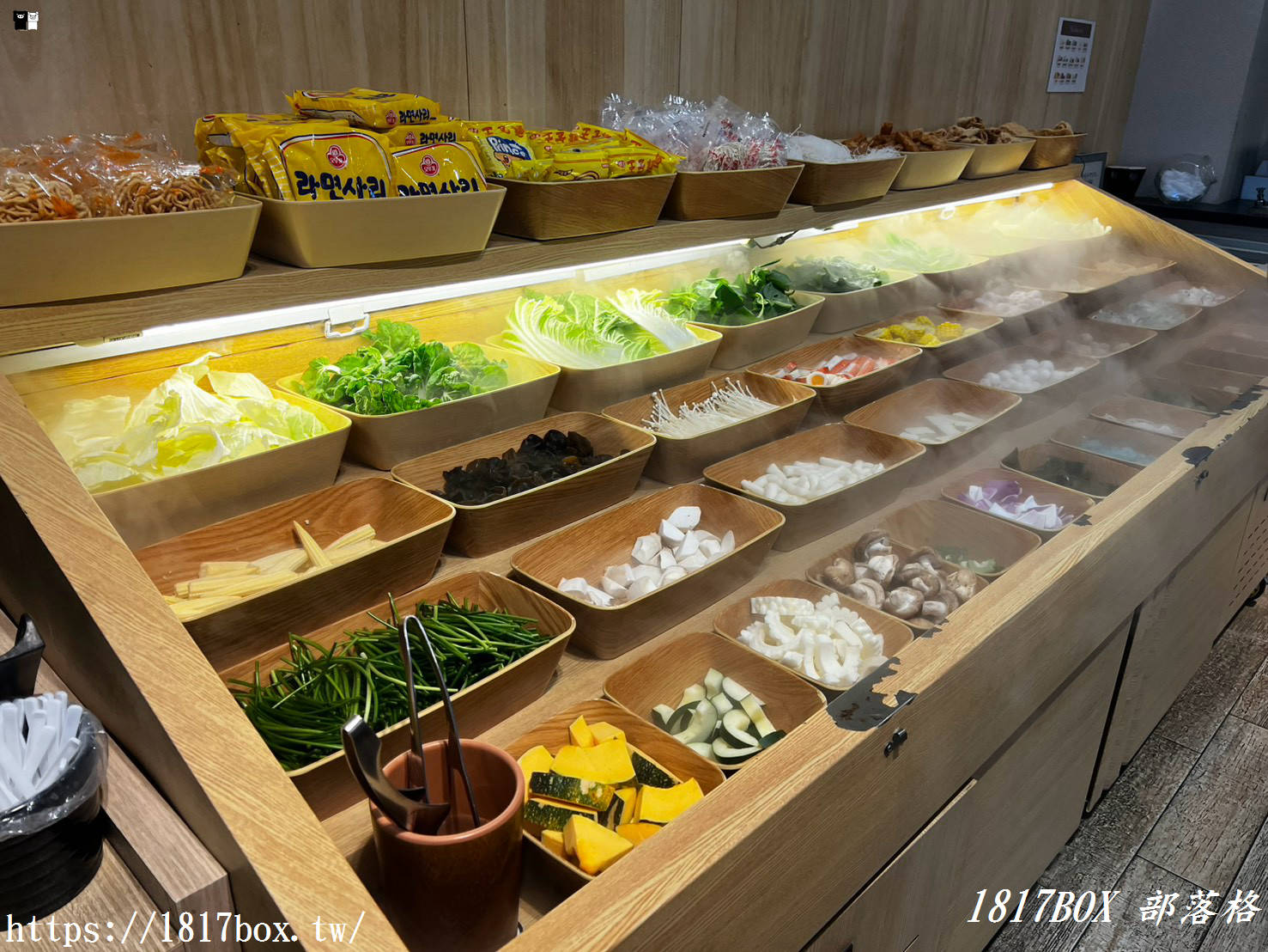 彰化火鍋控衝了！【八石什鍋和美店】超狂蔬菜自助吧吃到飽，必點爆量「黃金蒜頭蛤蜊雞鍋」湯頭濃郁太犯規！