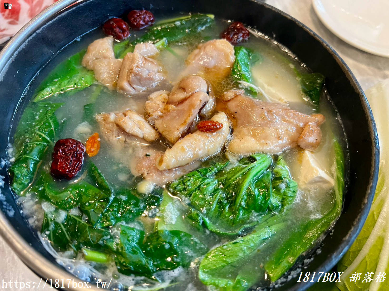 彰化火鍋控衝了！【八石什鍋和美店】超狂蔬菜自助吧吃到飽，必點爆量「黃金蒜頭蛤蜊雞鍋」湯頭濃郁太犯規！