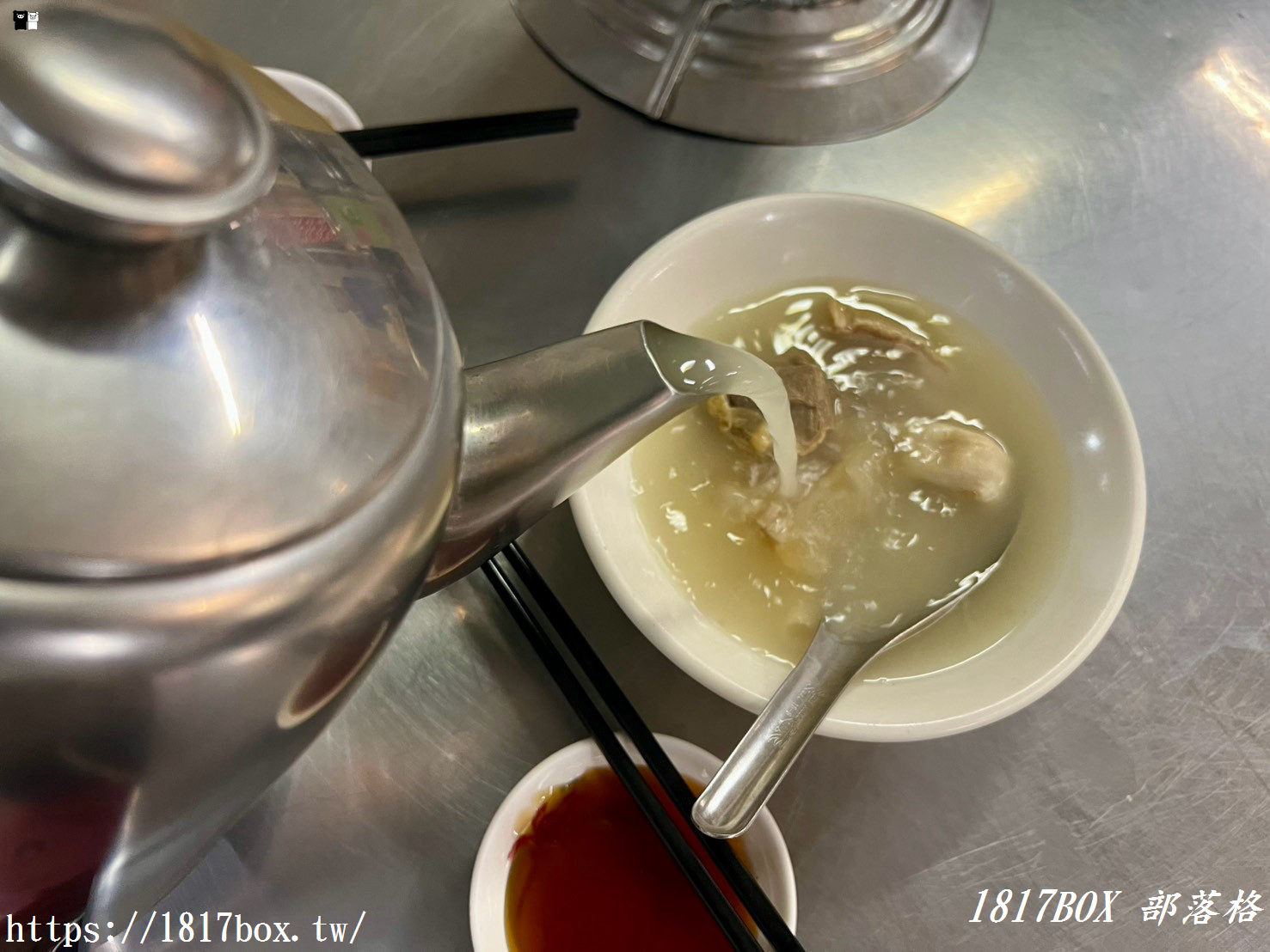 【嘉義美食】王家祖傳本產牛雜湯｜東市場百年排隊傳奇！鮮甜溫體牛雜裝滿滿，內用還能免費續湯喝到飽