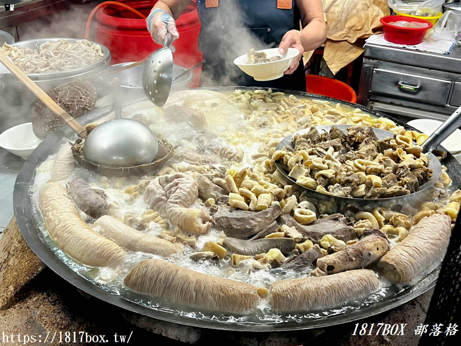 【嘉義美食】王家祖傳本產牛雜湯｜東市場百年排隊傳奇！鮮甜溫體牛雜裝滿滿，內用還能免費續湯喝到飽