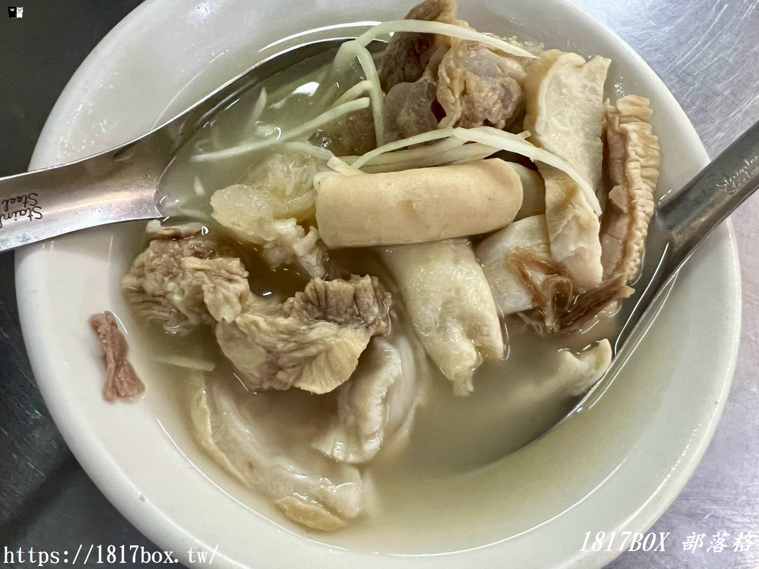 【嘉義美食】王家祖傳本產牛雜湯｜東市場百年排隊傳奇！鮮甜溫體牛雜裝滿滿，內用還能免費續湯喝到飽