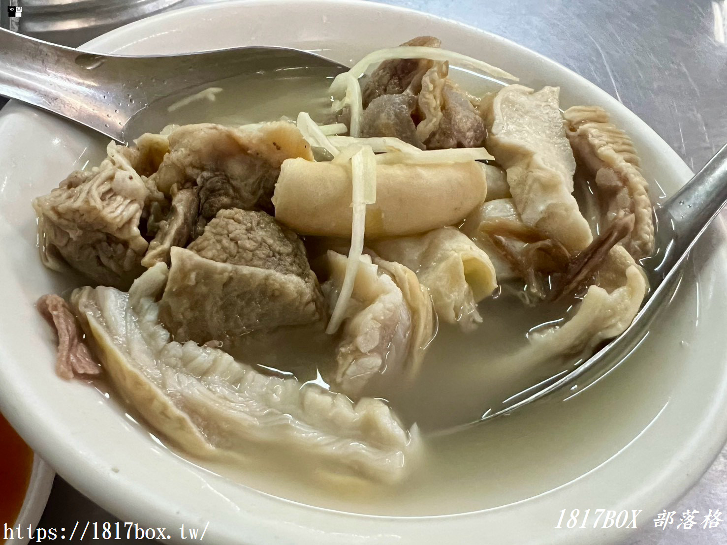 【嘉義美食】王家祖傳本產牛雜湯｜東市場百年排隊傳奇！鮮甜溫體牛雜裝滿滿，內用還能免費續湯喝到飽