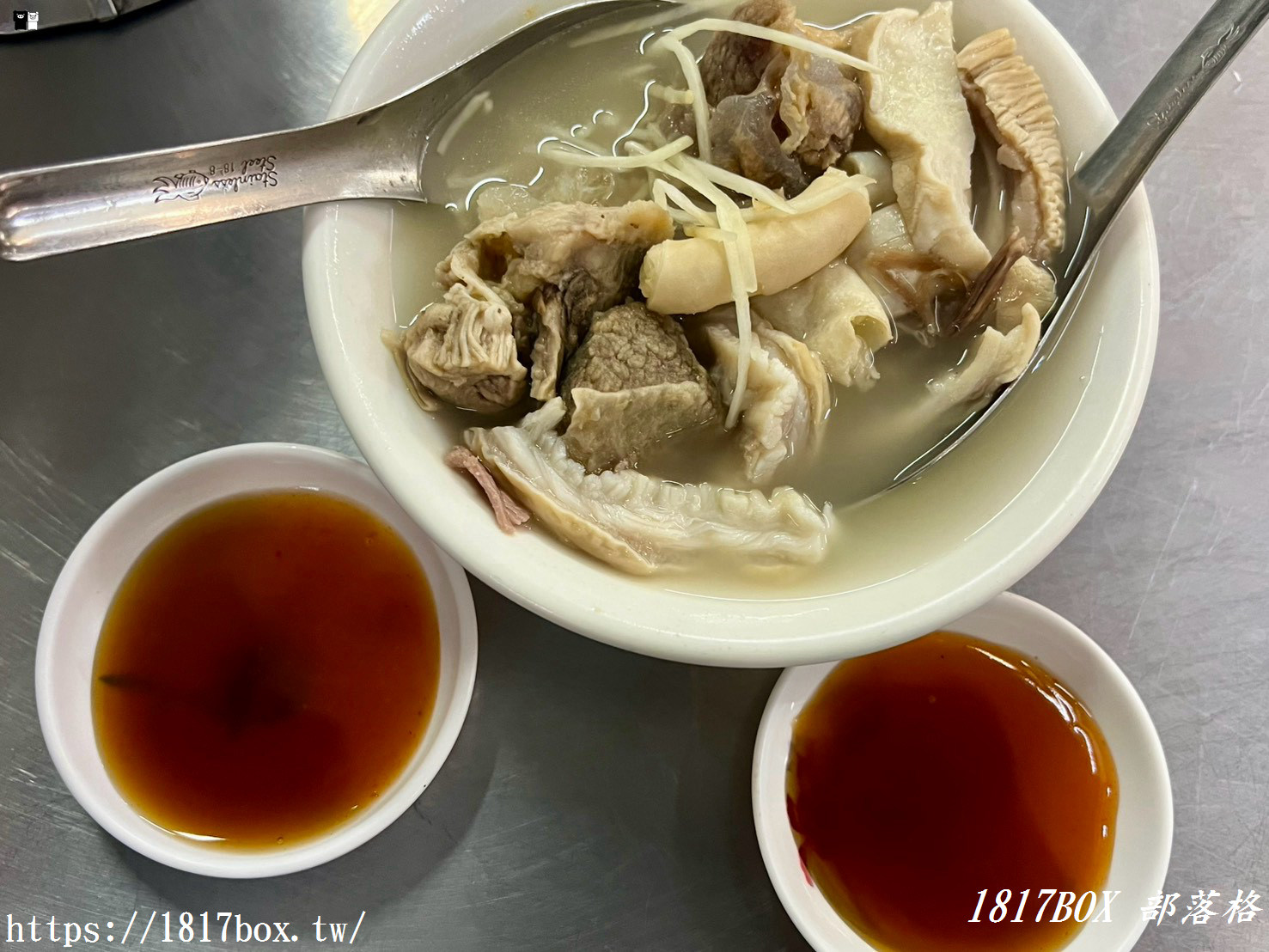 【嘉義美食】王家祖傳本產牛雜湯｜東市場百年排隊傳奇！鮮甜溫體牛雜裝滿滿，內用還能免費續湯喝到飽