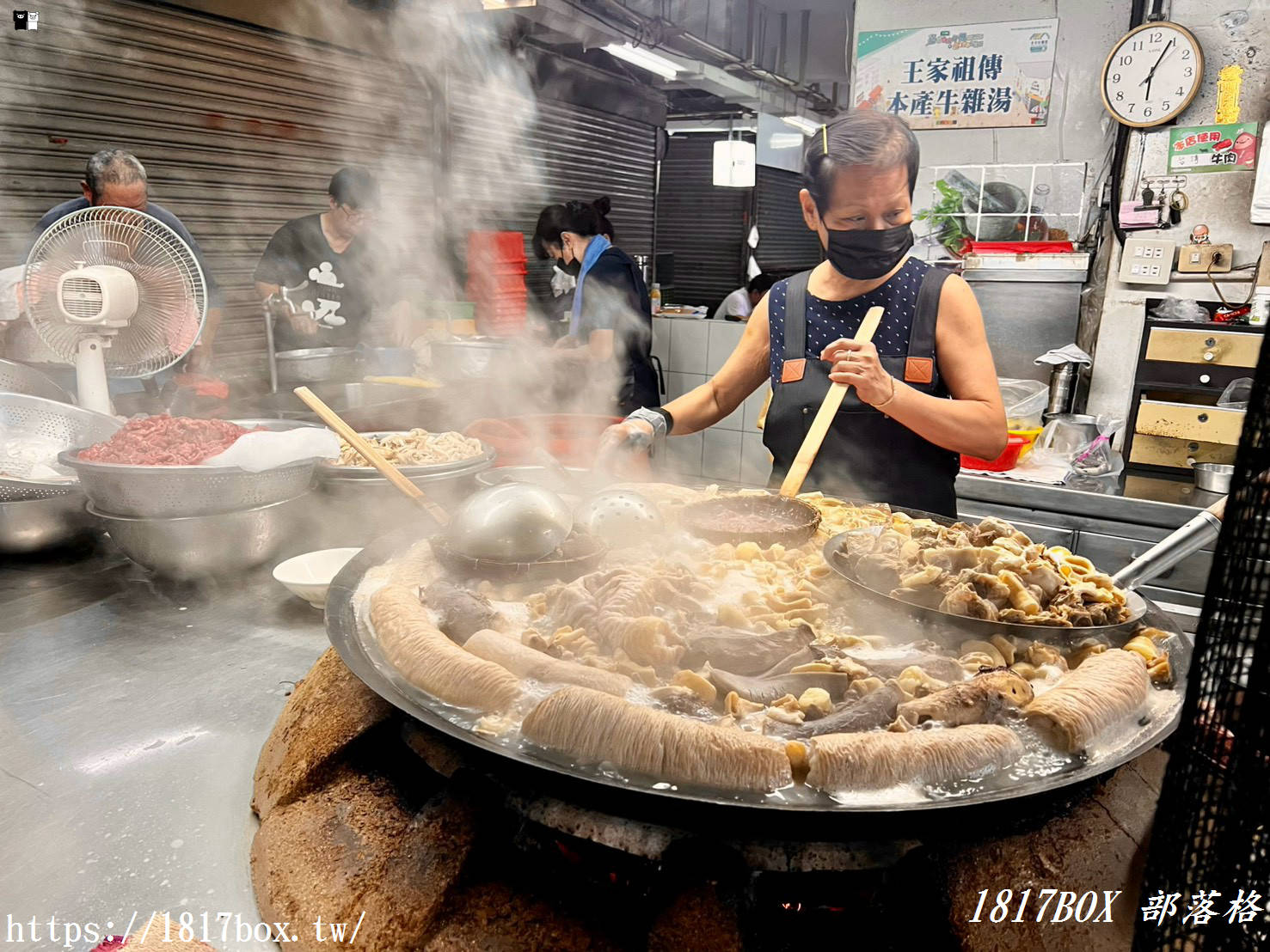 【嘉義美食】王家祖傳本產牛雜湯｜東市場百年排隊傳奇！鮮甜溫體牛雜裝滿滿，內用還能免費續湯喝到飽