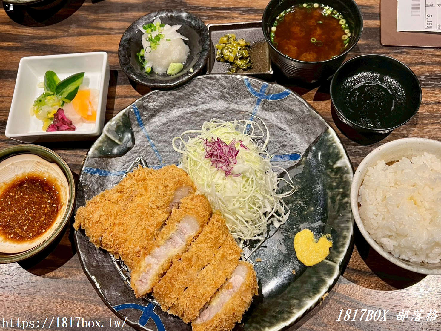 熊本第一名炸豬排！勝烈亭新市街本店：夢幻「六白黑豬」對決「香酥黑豬里肌肉」，米其林推薦的殿堂級爆汁口感！