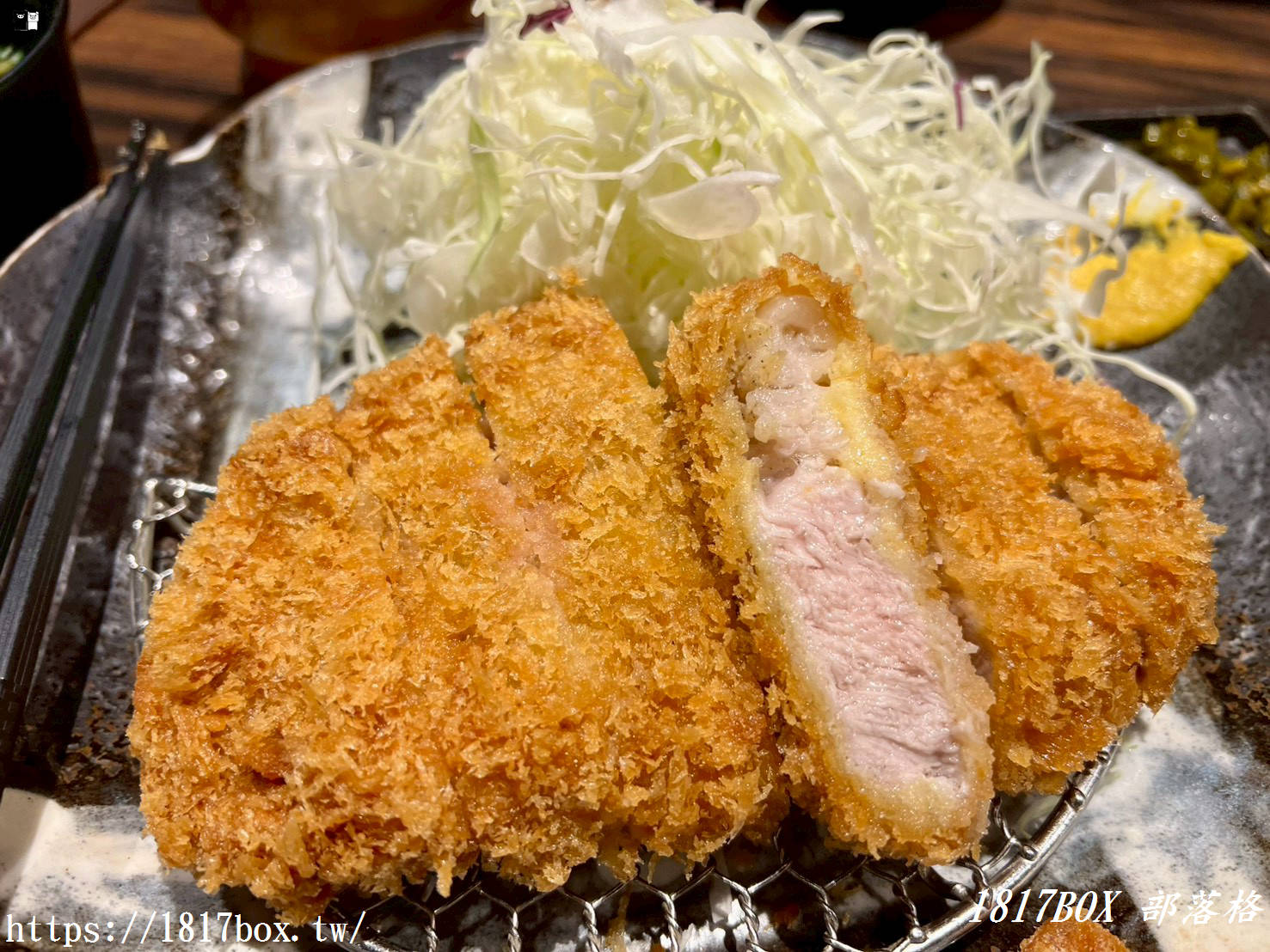 熊本第一名炸豬排！勝烈亭新市街本店：夢幻「六白黑豬」對決「香酥黑豬里肌肉」，米其林推薦的殿堂級爆汁口感！