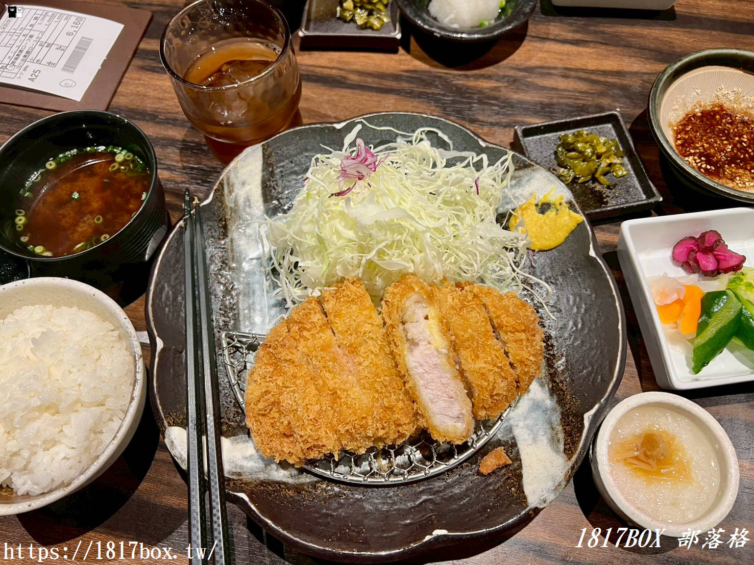 熊本第一名炸豬排！勝烈亭新市街本店：夢幻「六白黑豬」對決「香酥黑豬里肌肉」，米其林推薦的殿堂級爆汁口感！